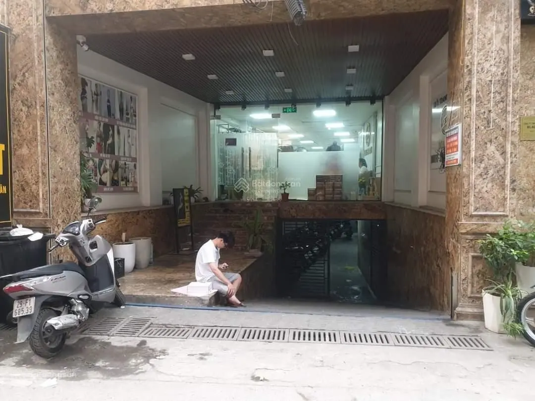 Toà nhà 9 tầng, thang máy 48,5 tỷ VND tại Lạc Long Quân, Tây Hồ, gara ô tô, văn phòng