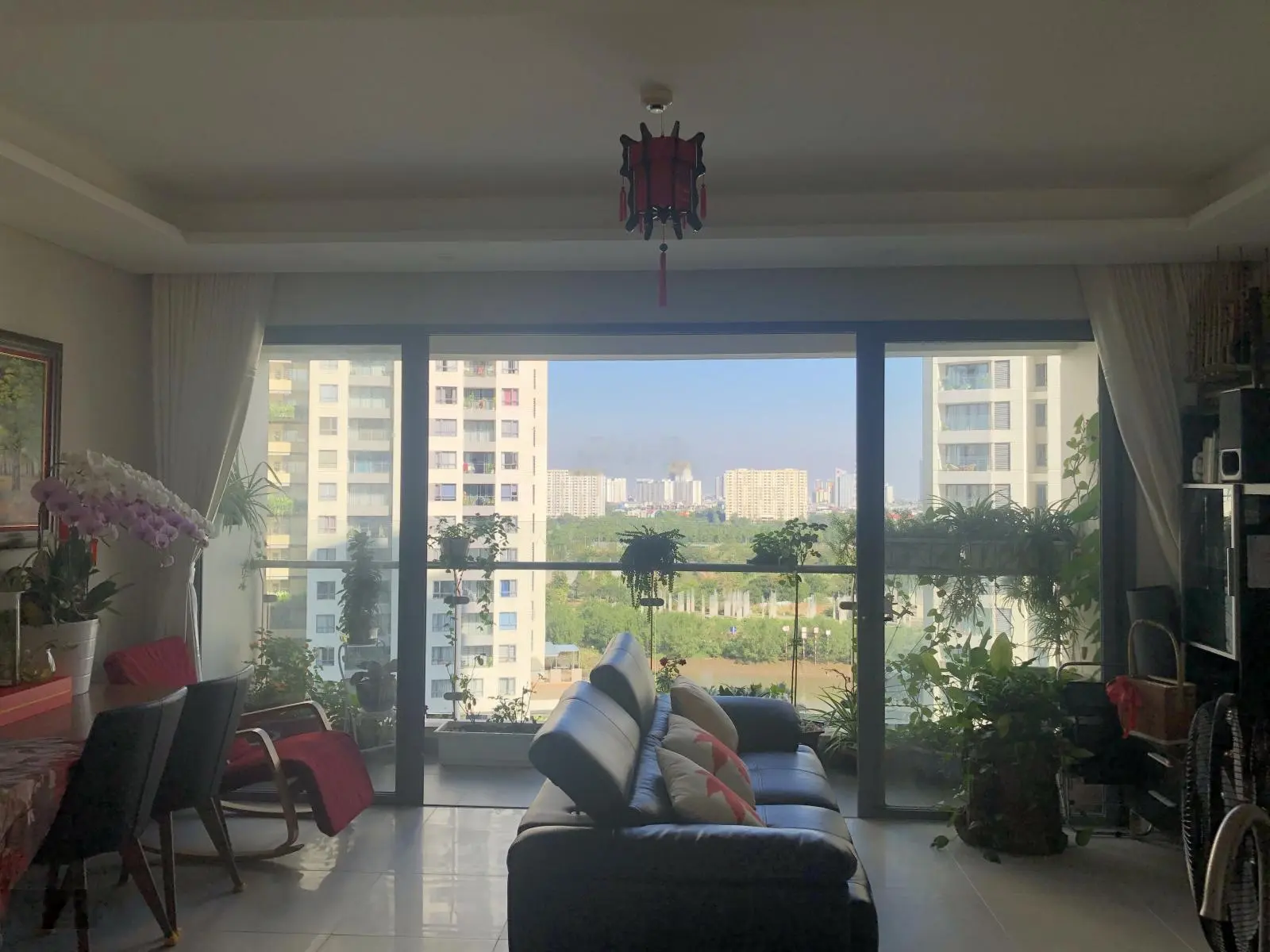 Bán gấp 2PN tháp Bora view trực diện hồ bơi + 1 góc sông- đầy đủ nội thất -chỉ 7.3 tỷ bao thuế phí.