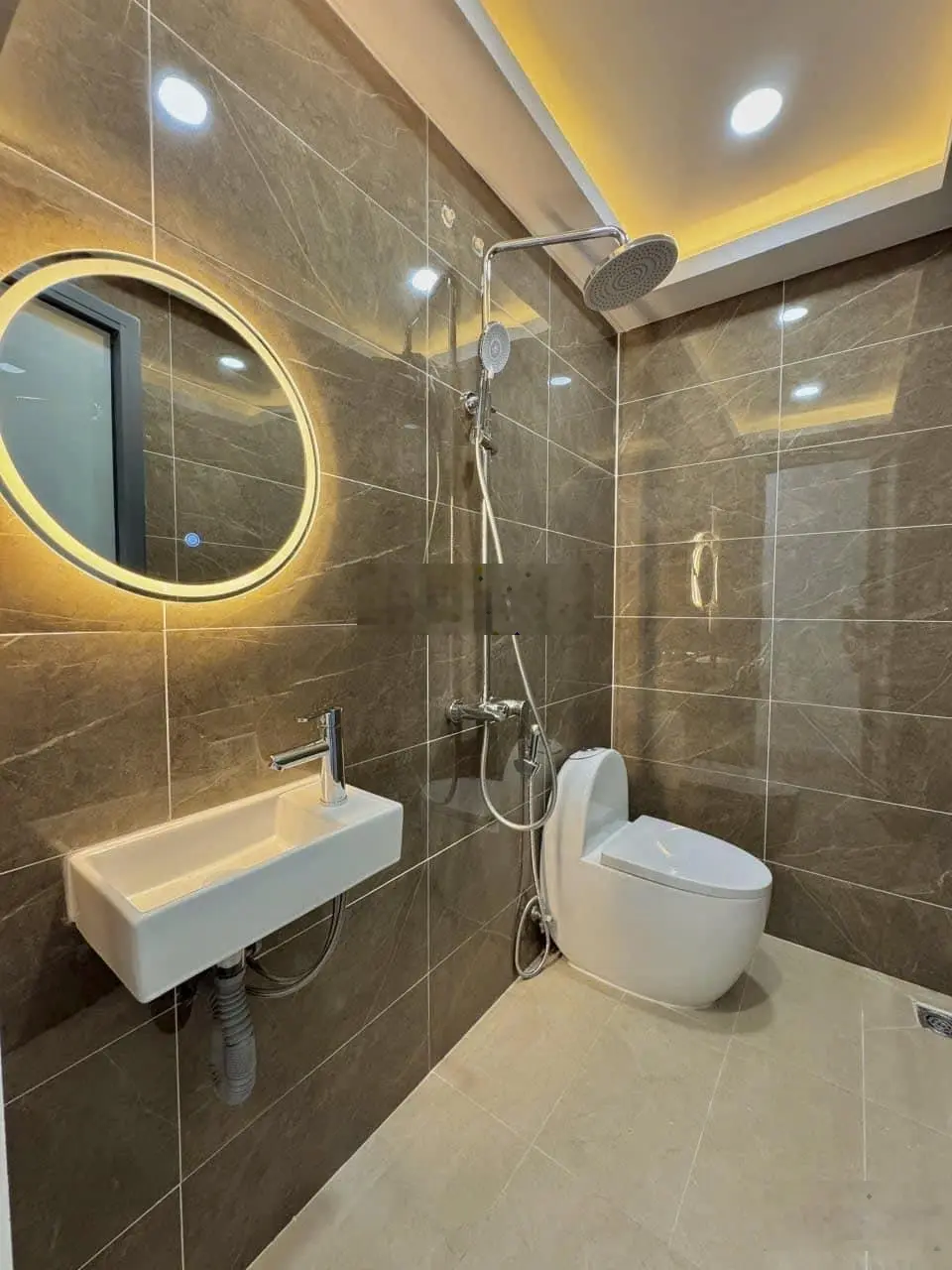Cần bán gấp nhà Lý Chính Thắng, p8, quận 3. Giá 3,1 tỷ. Sổ hồng riêng, nhà mới bao đẹp