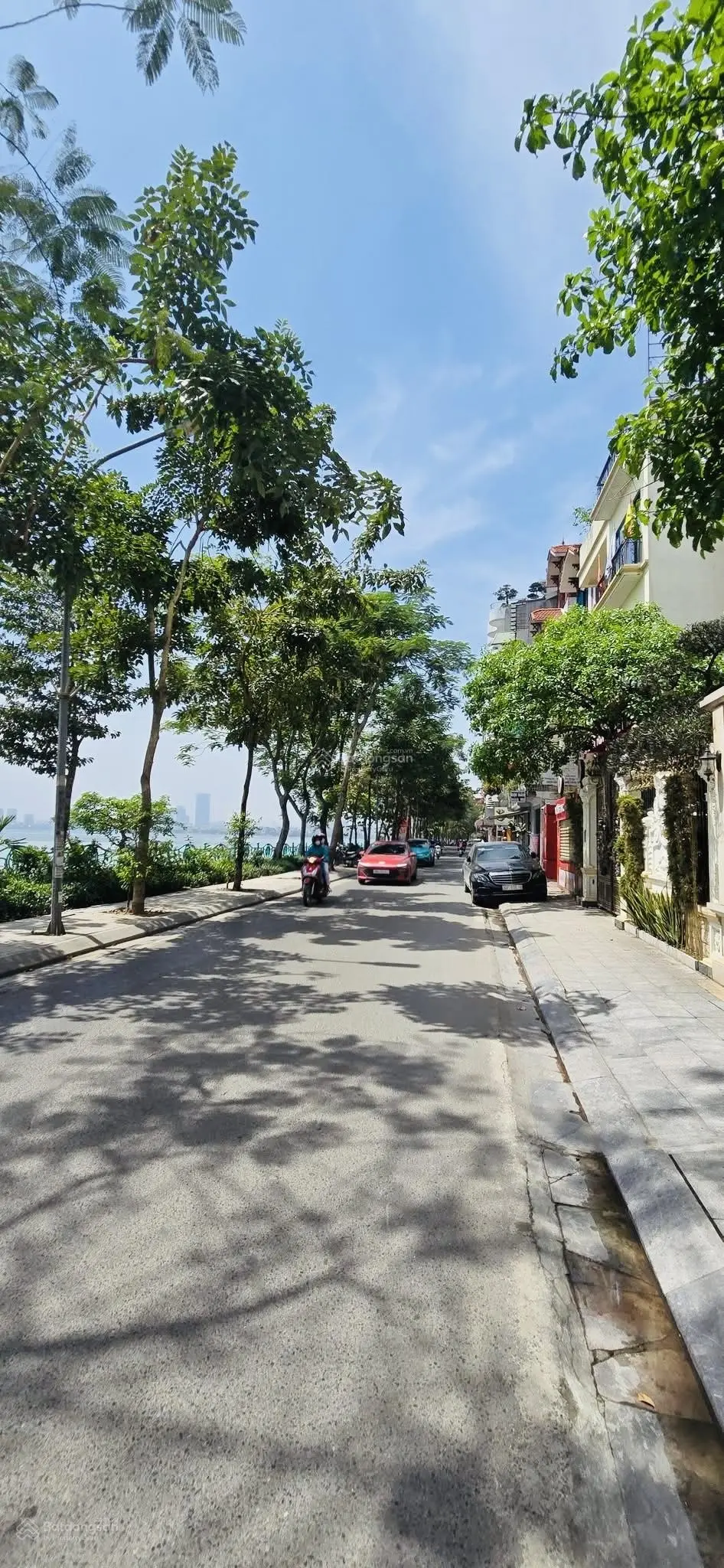 Nhà biệt thự liền kề sau quận uỷ Tây Hồ, 96m2, 4 tầng, MT: 8m, gara ô tô tránh, an ninh tốt, 43 tỷ