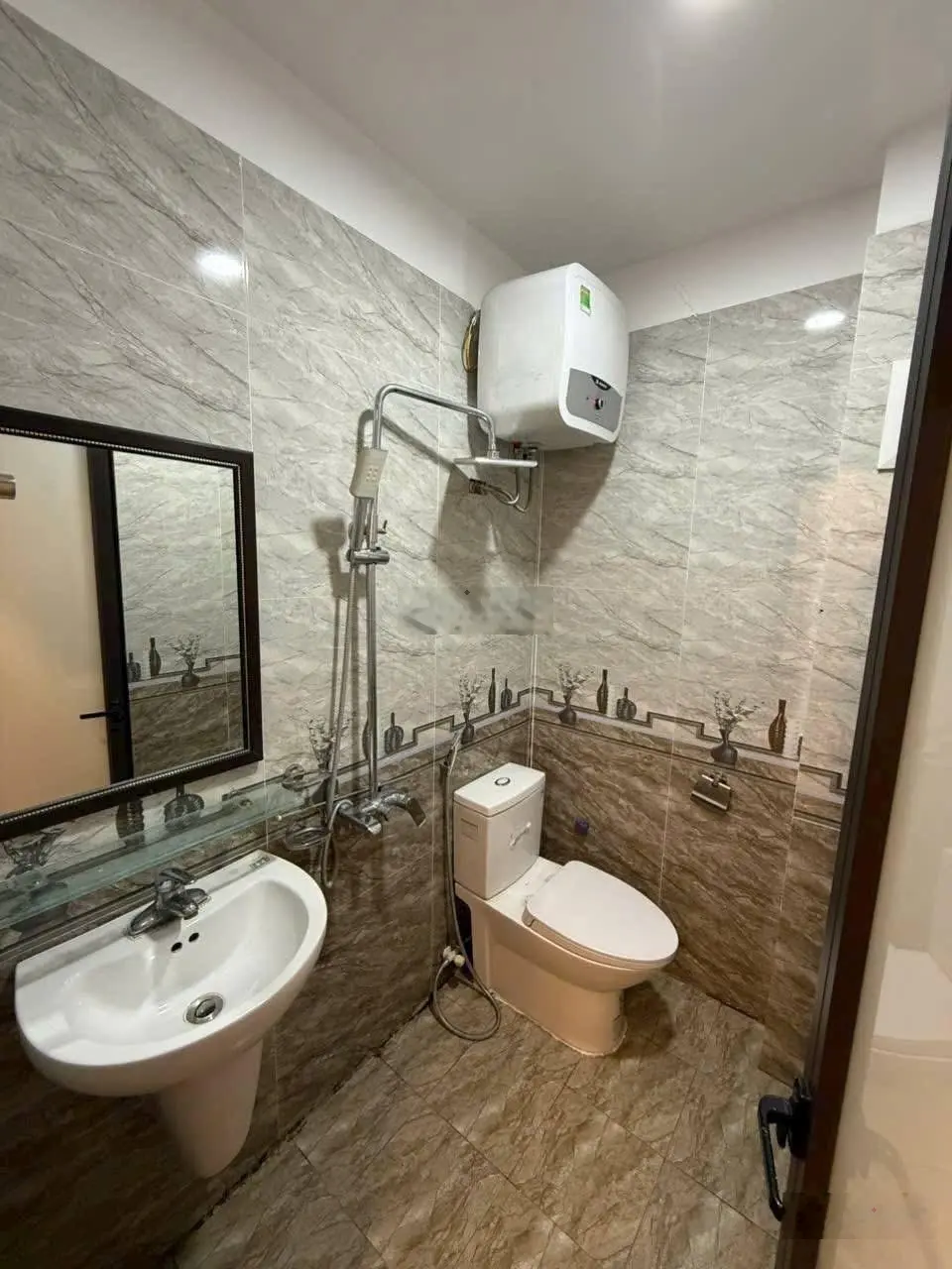 Nhà đẹp giá rẻ nhất tại 541 Bát Khối. 5 tầng. Ngõ nông rộng. Xây mới. Có thương lượng