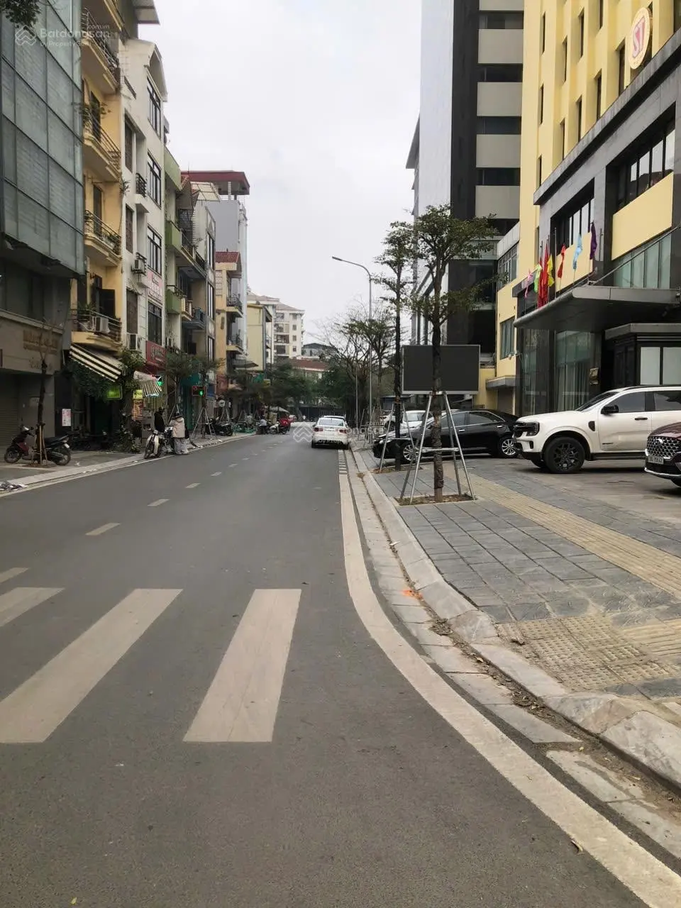 Cc gửi bán nhà phố duy tân - cầu giấy. 100m, đường rộng vỉa hè 20m. chủ cần bán gấp