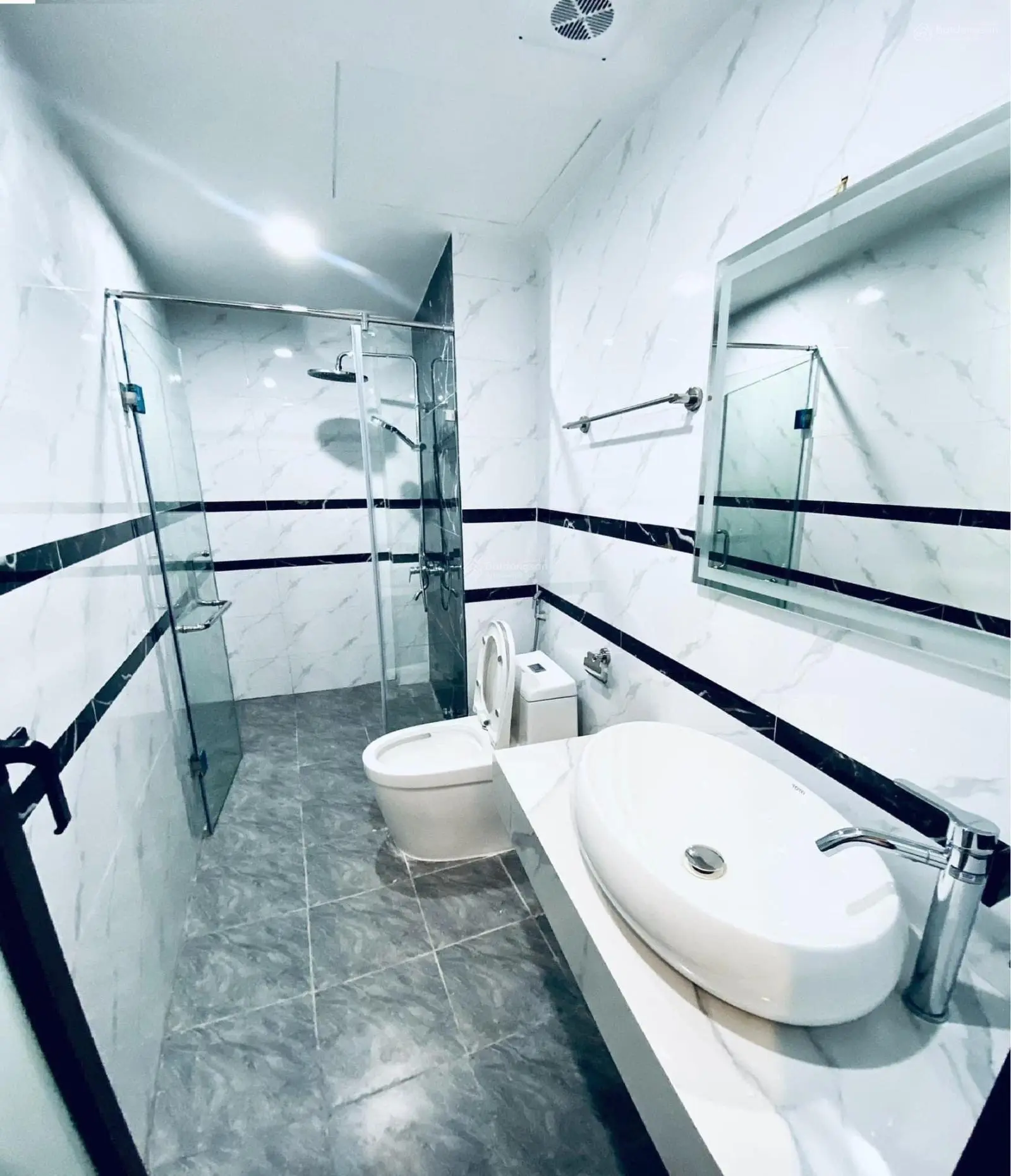 Bán nhà phố Tôn Đức Thắng quận Đống Đa, 40m2, thang máy, 5 tầng, lô góc, giá 8.2 tỷ