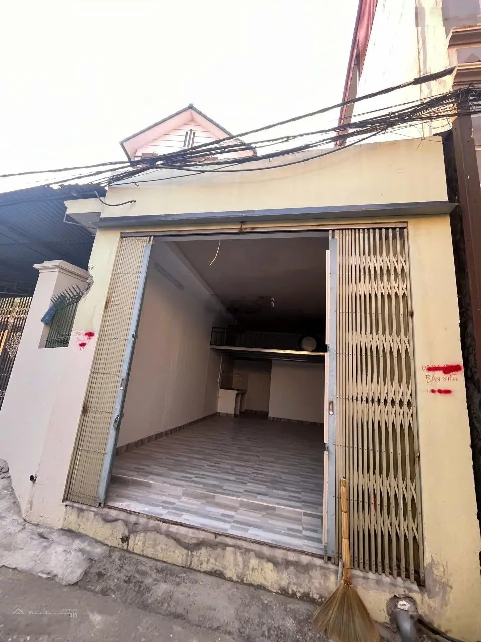 Bán đất tặng nhà C4 tại thị trấn Phúc Thọ, giá tốt nhất chỉ 1,6 tỷ VND, diện tích 30m2