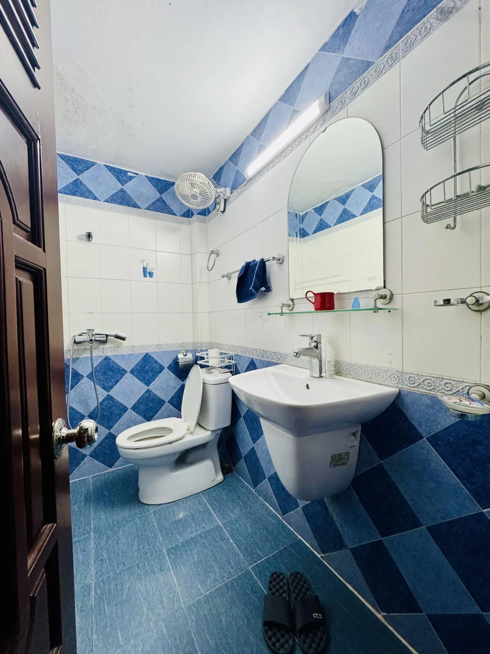 Bán nhà khu phân lô VIP Hào Nam. DT 33m2*4,5 tầng. MT 3,7m. H:TB. Ô tô vào. KD tốt. Giá 13,8 tỷ.