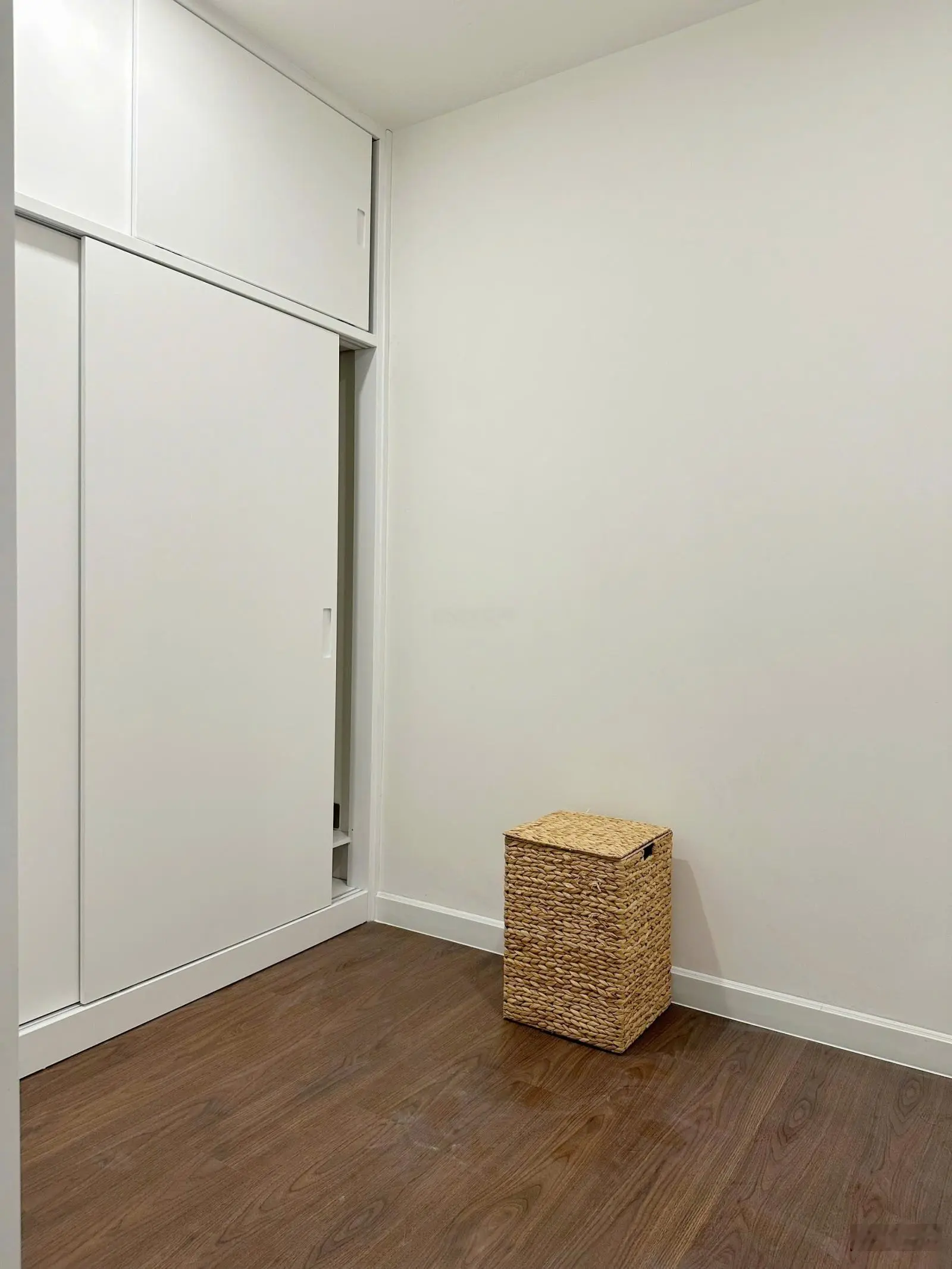 Bán căn hộ 53m2 Saigon Royal Quận 4 nhà đẹp. LH: 0909 024 ***