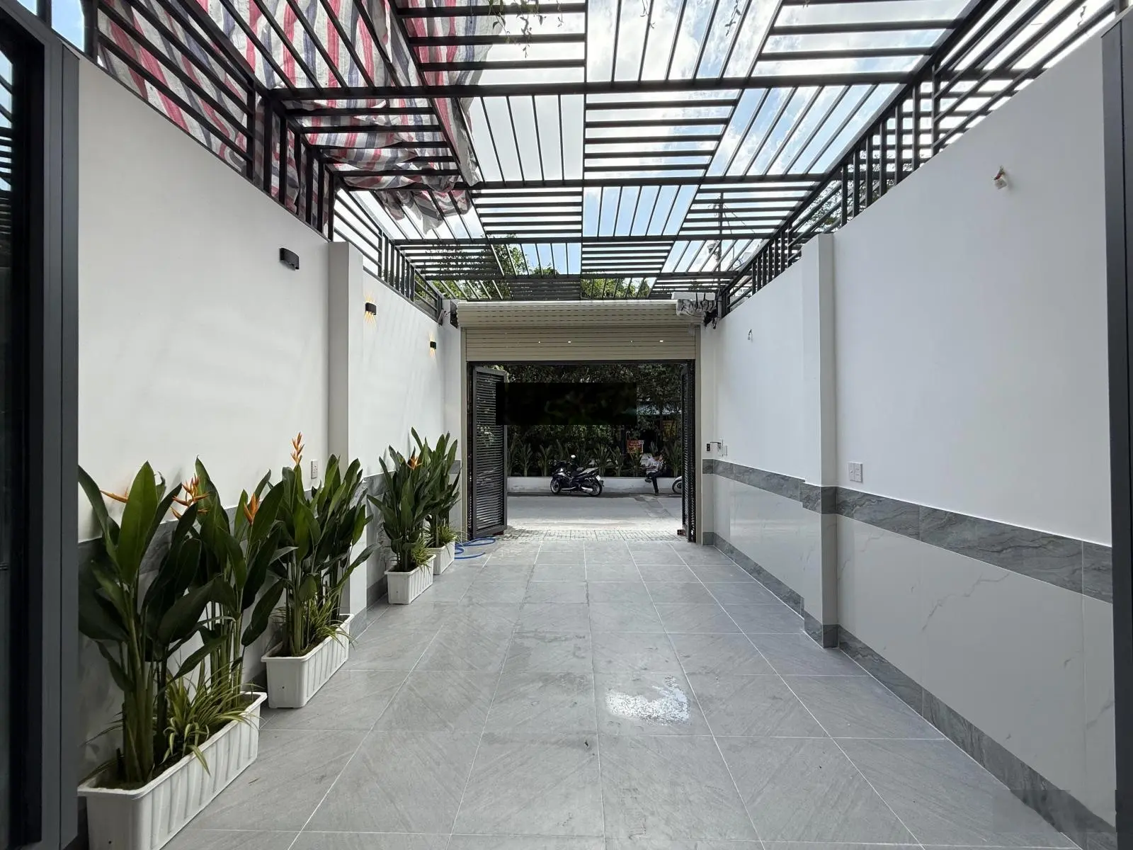 Nhà mặt tiền đường thông sẹc ngắn Hà Hà Huy Giáp, DT:4x25M, Trệt, 3 Lầu, 4PN, Sân ô tô, Sân thượng
