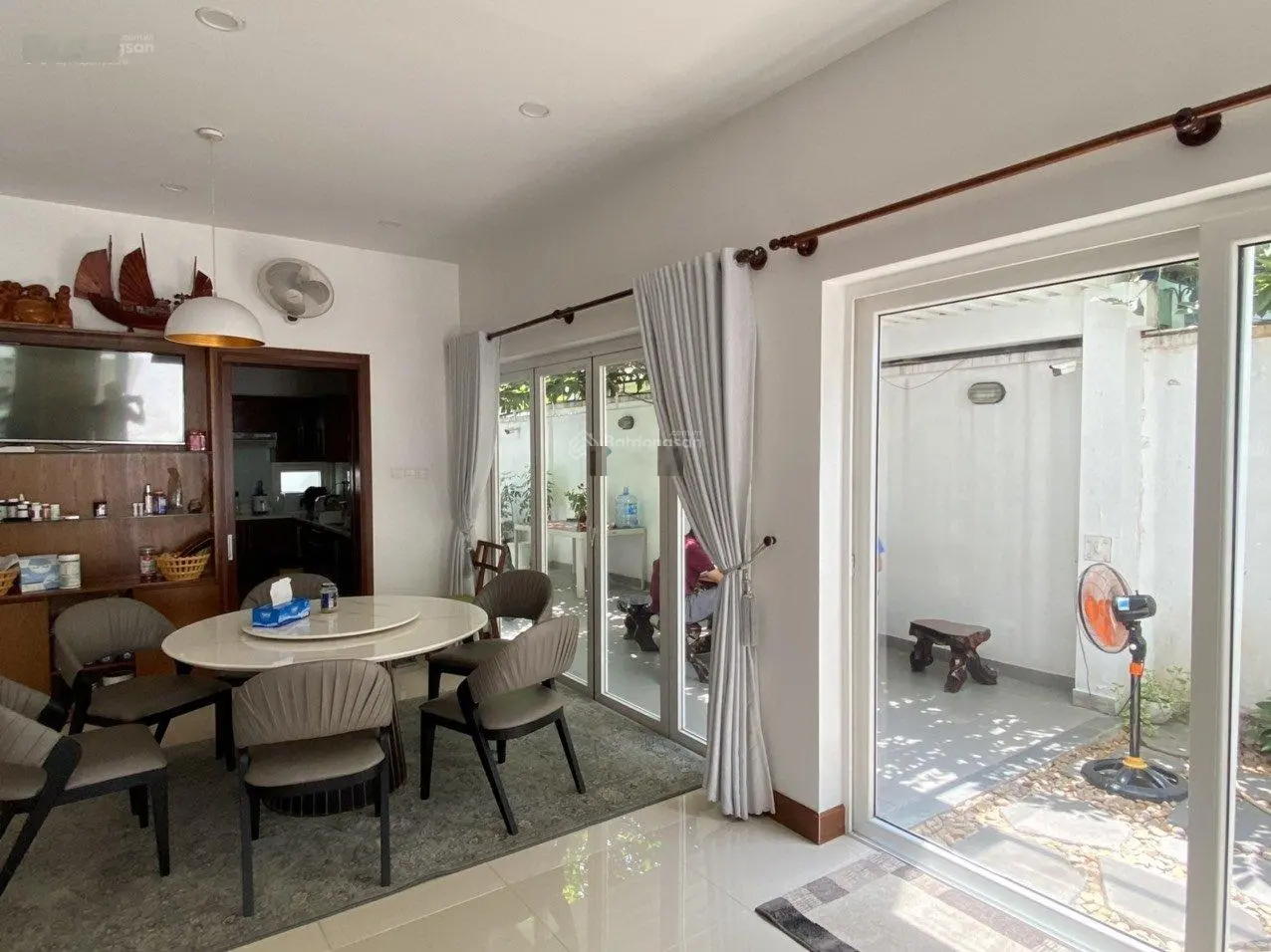 Bán biệt thự Khu Compound đường Trần Não Q 2. Dt: 9x23m T2L full NT. Giá: 42.5 tỷ. Lh: 0903398078