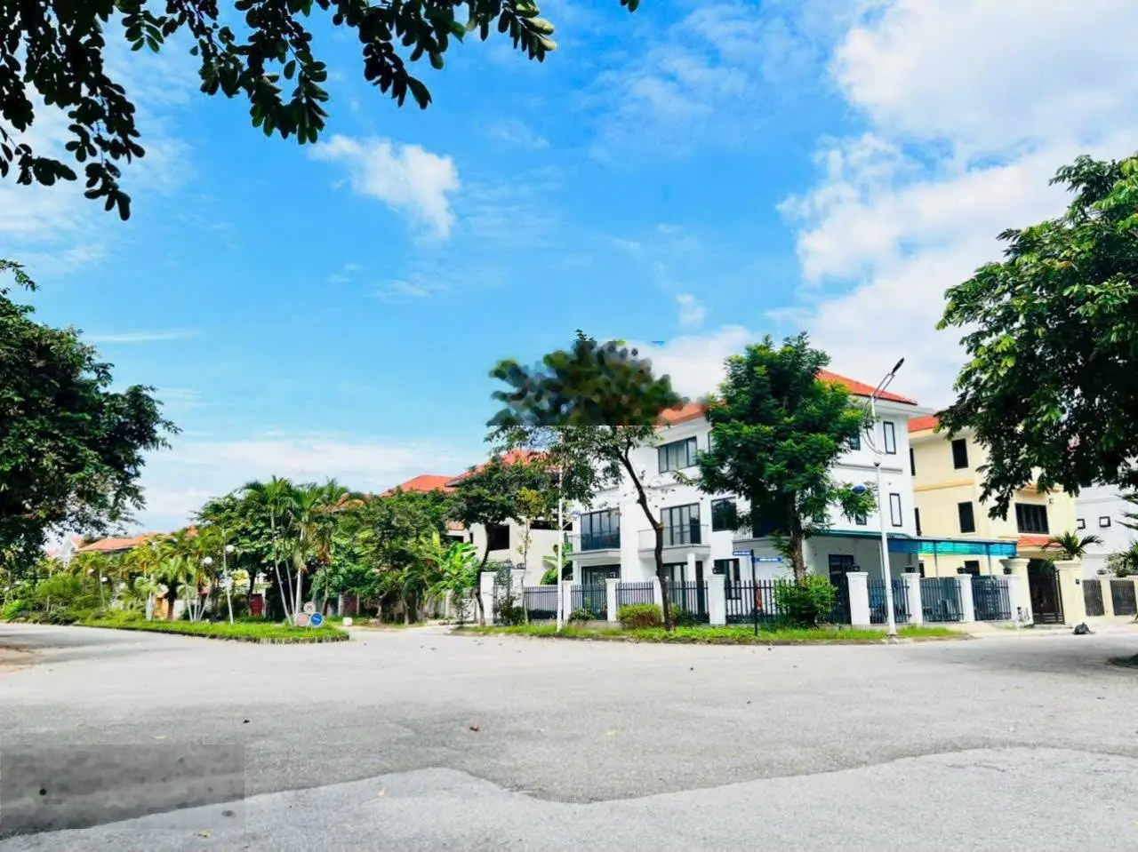Bán biệt thự mặt sông tại Quang Minh Long Việt