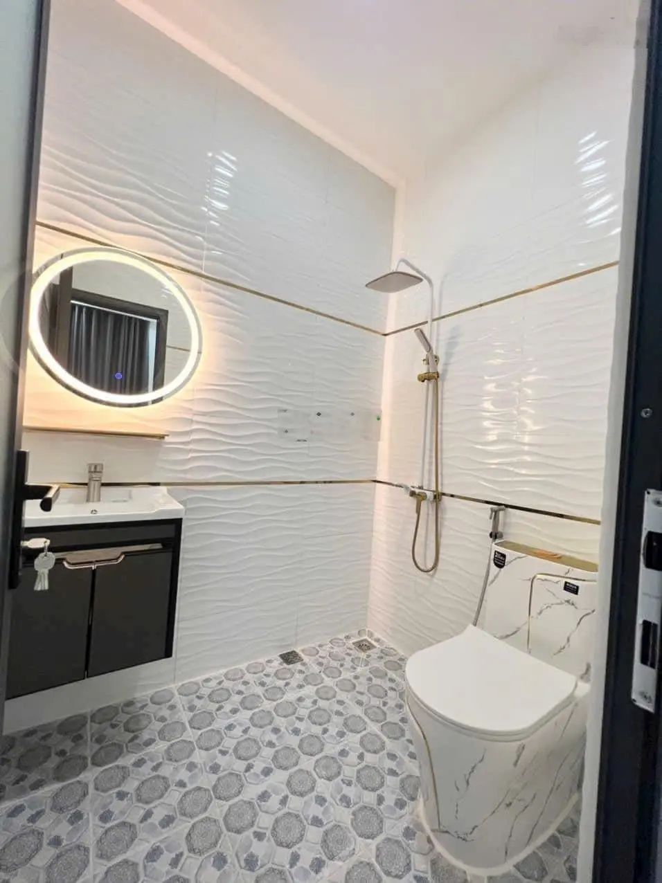 Nhà bán ngộp đường Trần Quốc Thảo, Quận 3, 65m2, (sổ hồng riêng)