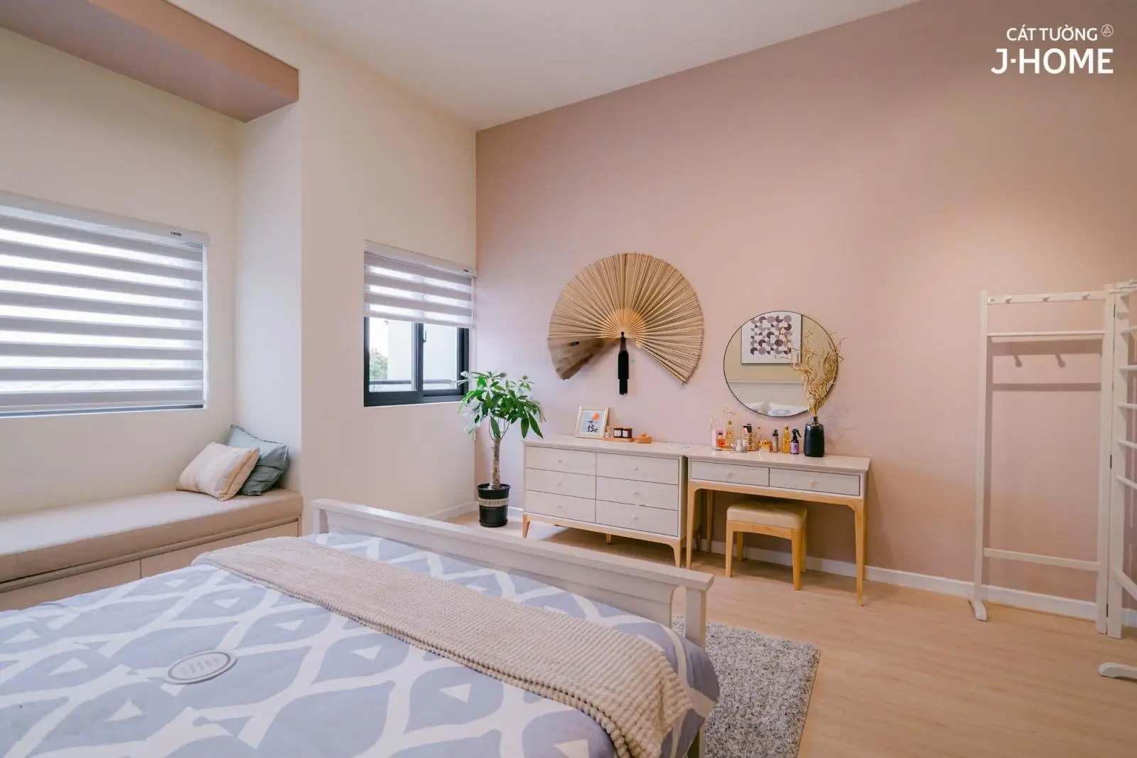 Bán nhà gần ngã tư Bình Chuẩn, 80m2 3 tầng, mới xây nội thất siêu cao cấp giá rẻ hơn thị trường 30%
