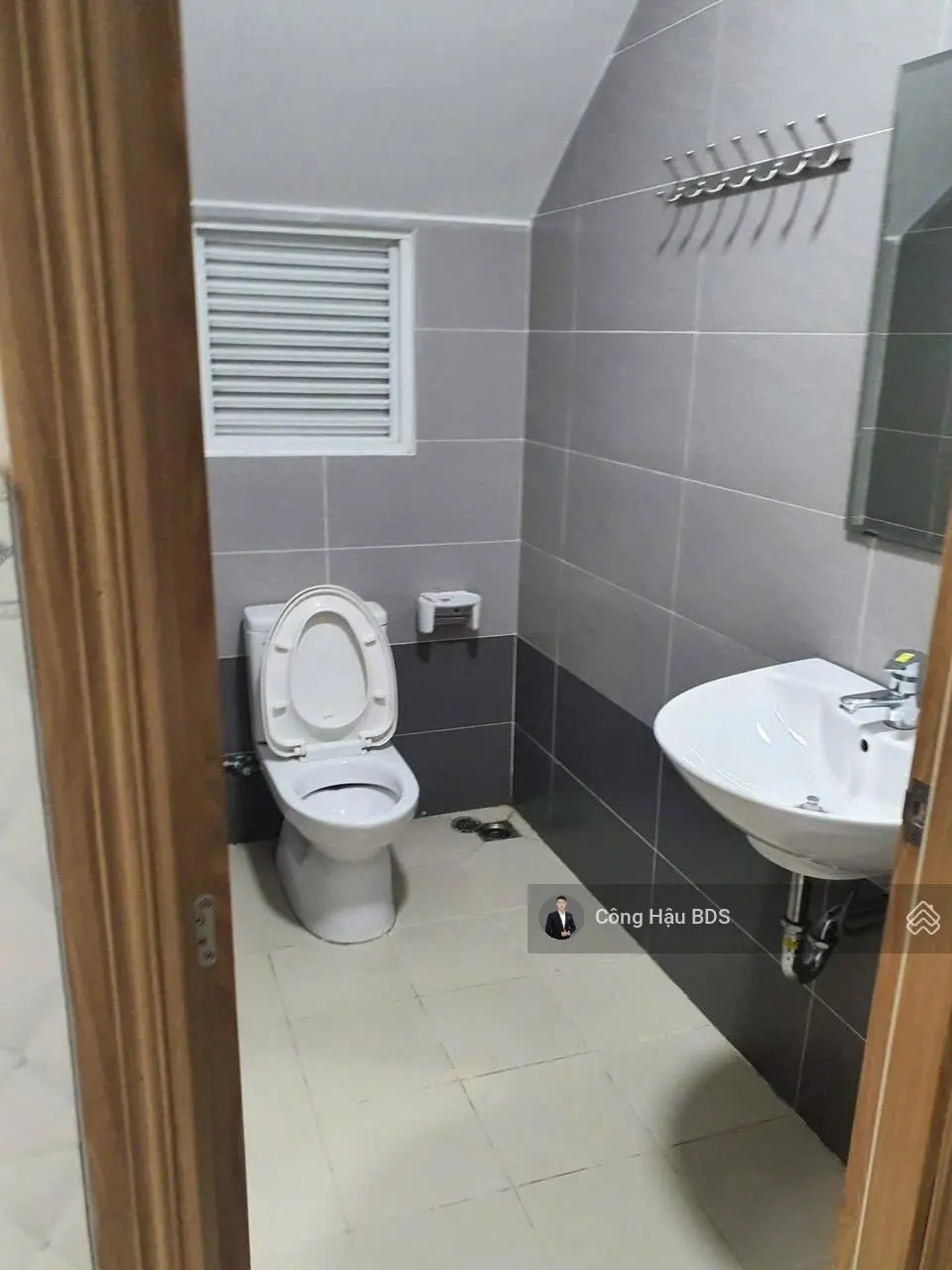 Nhà Trệt- 2 Lầu Sổ Hoàn Công. Gần Chợ Dĩ An 1. DT: 104M2 (5x 21m). Đường 5M. Giá: 5 Tỷ TL