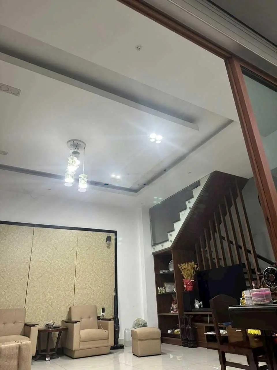 Bán nhà 1 trệt, 1 lửng, 1 lầu, MT đường Nguyễn Hữu Trí, TT Tân Túc, Bình Chánh, HCM. DT: 5m x21m