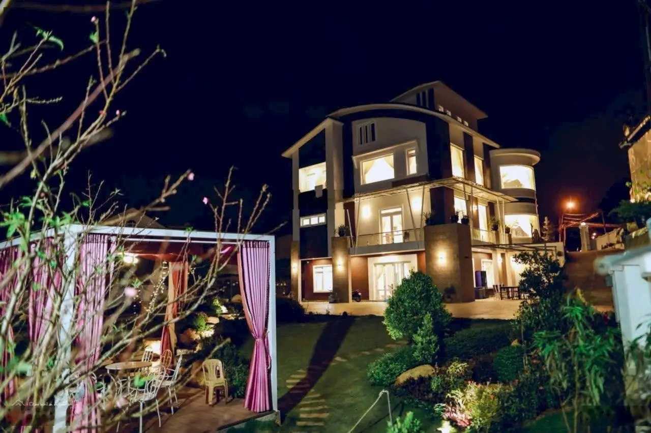 Bán biệt thự 2 mặt tiền đường đông tĩnh, phường 08, tp đà lạt. dt: 955 m2 , giá: 40 tỷ. 0908 748 ***