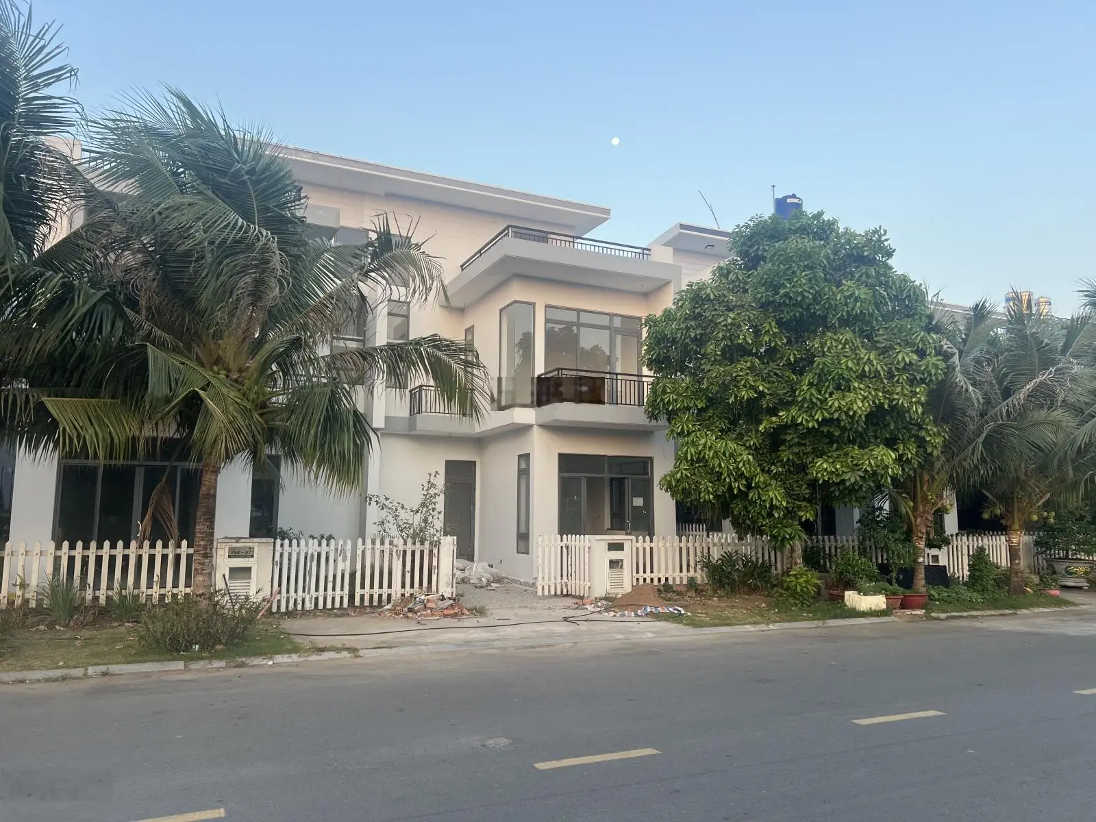 Bán căn góc view hồ bơi biệt thự Bella Villa, 5,3 tỷ, 160m2, 5PN + 4WC, 2 tầng, Đông Bắc