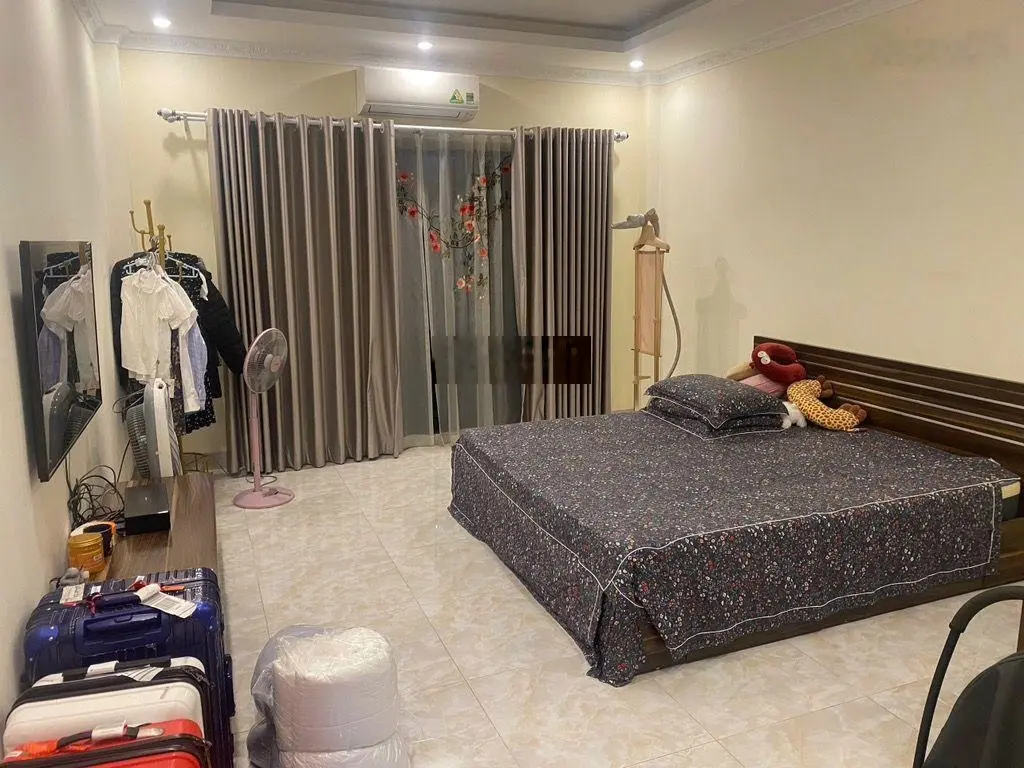 Bán gấp nhà Hồng Tiến, sát phố, DT 76m2 x 6 tầng x thang máy x 2 MT rộng, gara, tặng 2 tỷ nội thất.