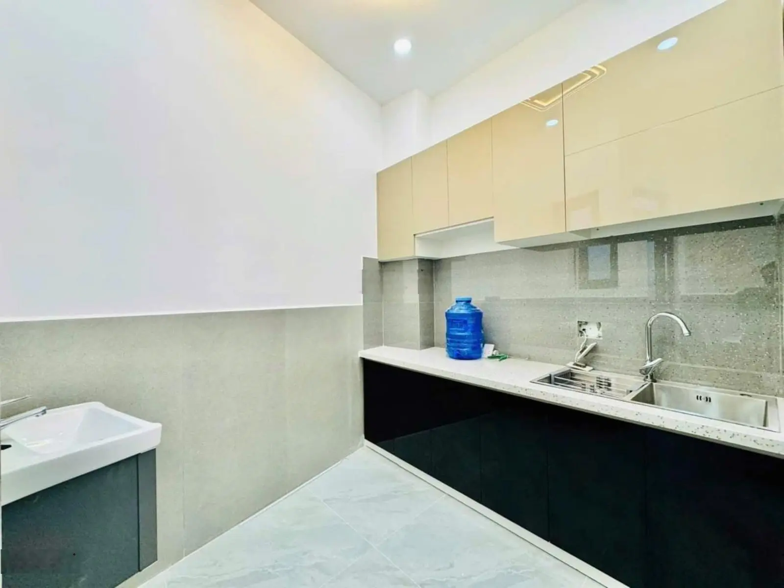 Nhà hẻm Quận 6. Ngay sát THPT Trần Nhân Tông 50m2 vuống vức 2 phòng ngủ. Phường 14 Quận 6 sổ sẵn