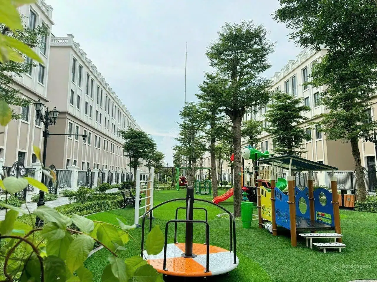 Cần tiền bán gấp căn xẻ khe Thời Đại 90m2, gần tòa văn phòng, công viên bể bơi, chung cư Masteri