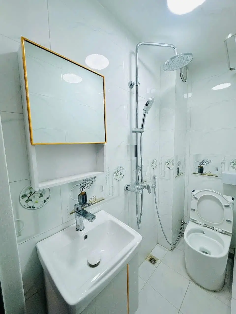 Đặng Tiến Đông. DT 27/30m2 x 4 tầng, MT 3m, giá 7,99 tỷ. Mặt ngõ, taxi đỗ cửa, 1 nhà ra phố.