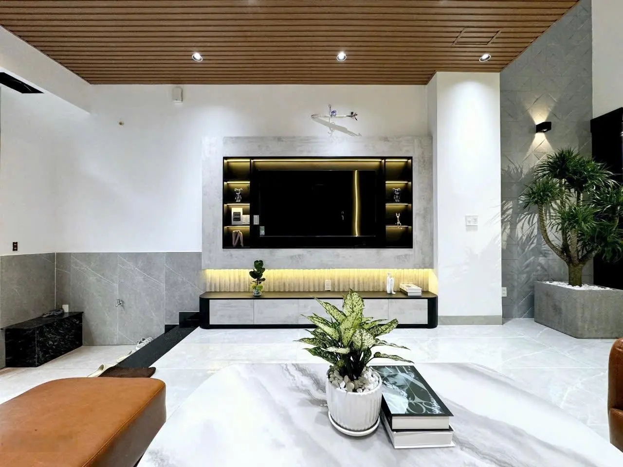 Cô Hai chuyển chỗ ở cần bán nhà Hồng Bàng, Quận 11. Giá rẻ 4,8 tỷ. DT: 60m2 (4x15m). 1 trệt 2 lầu