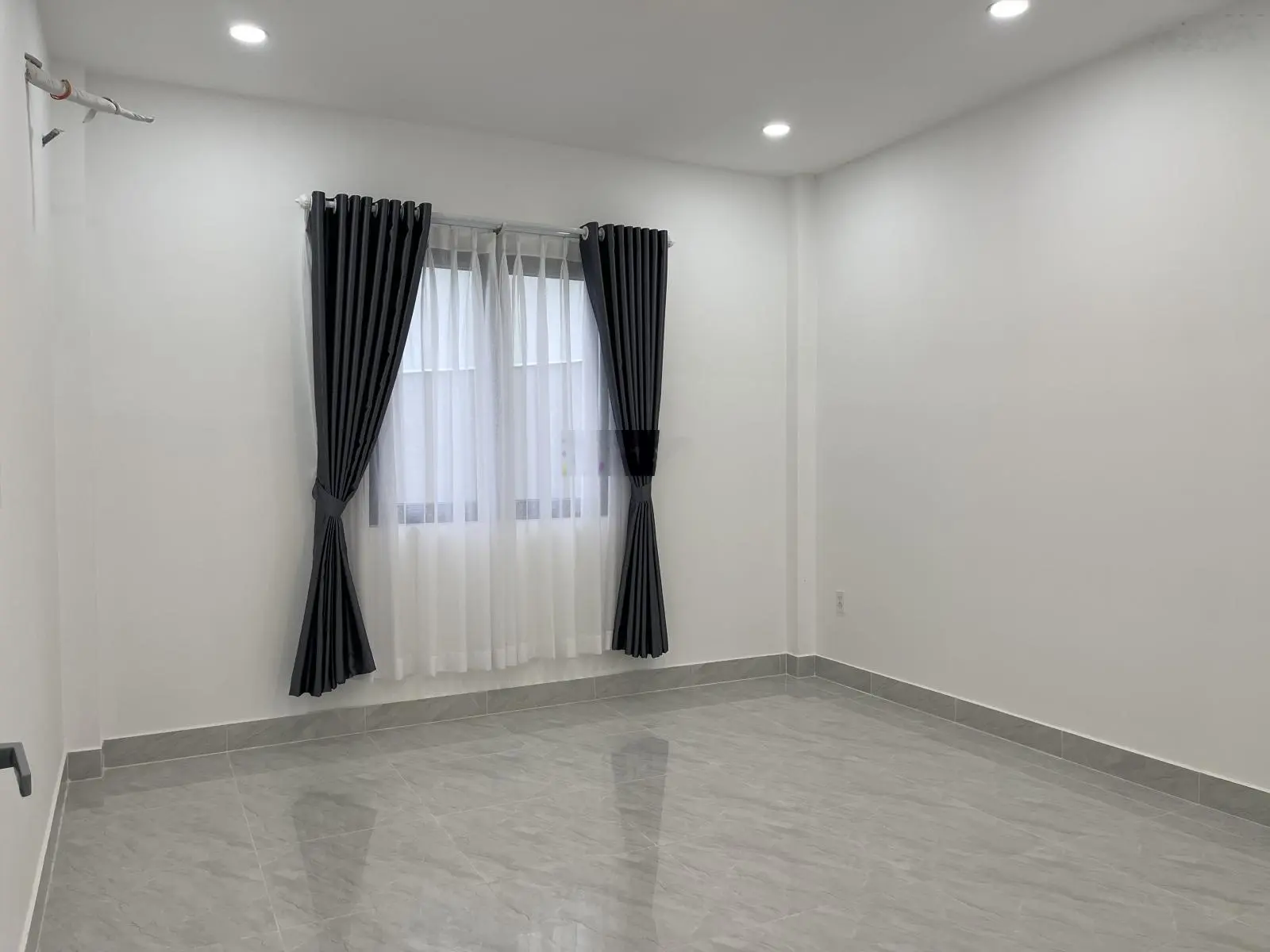 Bán Nhà 3 Lầu + sân thượng đường 8m, Hiệp Phú, Quận 9. Cách Vincom chỉ 500m.