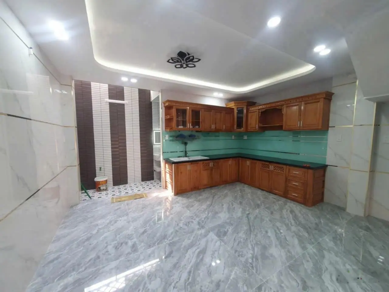 Bán nhà Phố kiểu Văn phòng cty 5x20m.Đúc 5 tấm Có thang máy.Mặt Tiền Đường THỚI AN.Q12