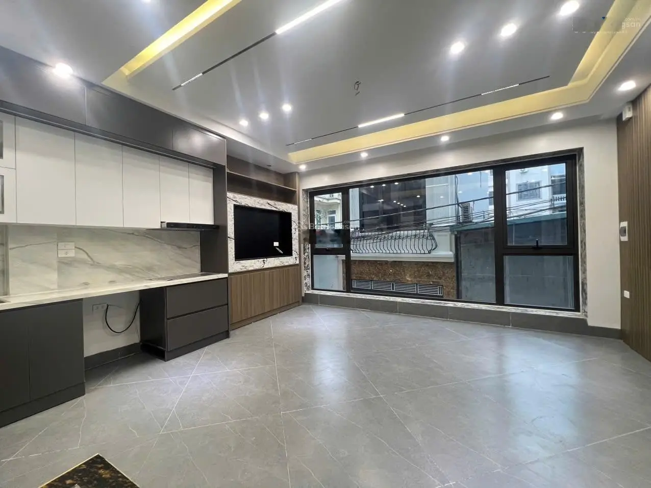 Bán nhà 45m phố trạm . 6 tầng thang máy gara ô tô. ngõ thông.
