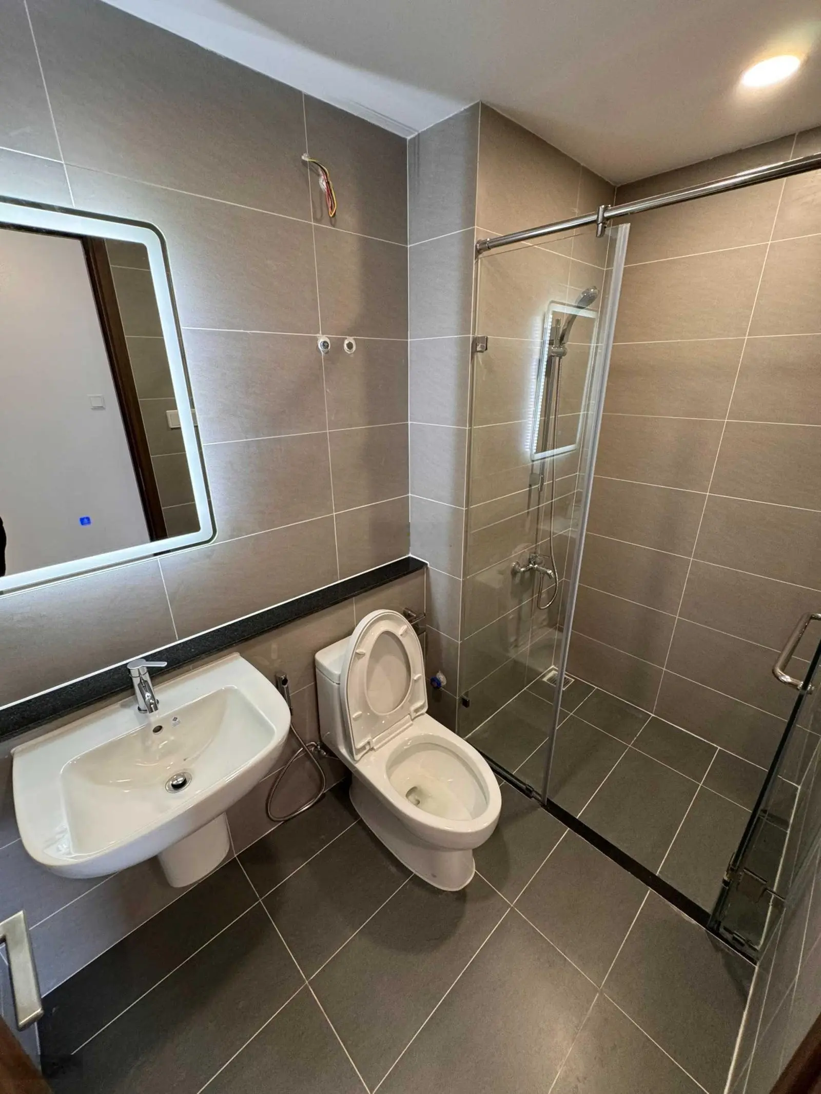 Khách của em Lượng kẹt bank cần bán lỗ căn 2PN view Landmark 2,23 tỷ tầng thấp ở Rivana 0907 600 ***