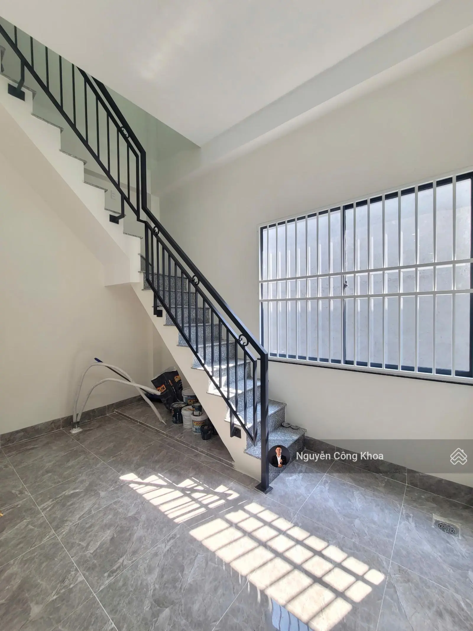 Bán nhà đúc 3 tấm tân cổ điển, sân ô tô, 3 phòng ngủ, 4WC, KDC gần TTYT P. Tân Đông Hiệp, Dĩ An
