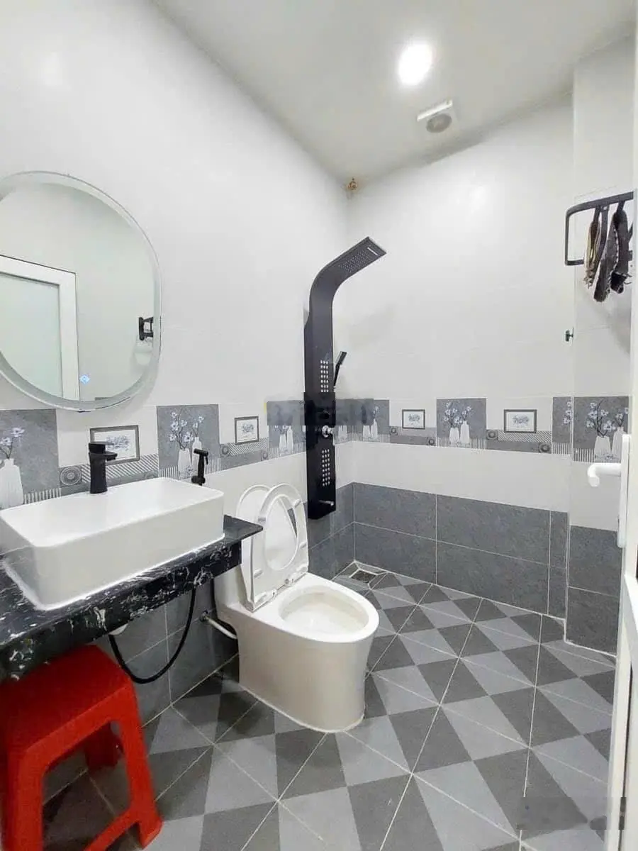 Bán gấp nhà giá 950tr , ngay chợ bình chánh , sổ hồng công chứng liền .