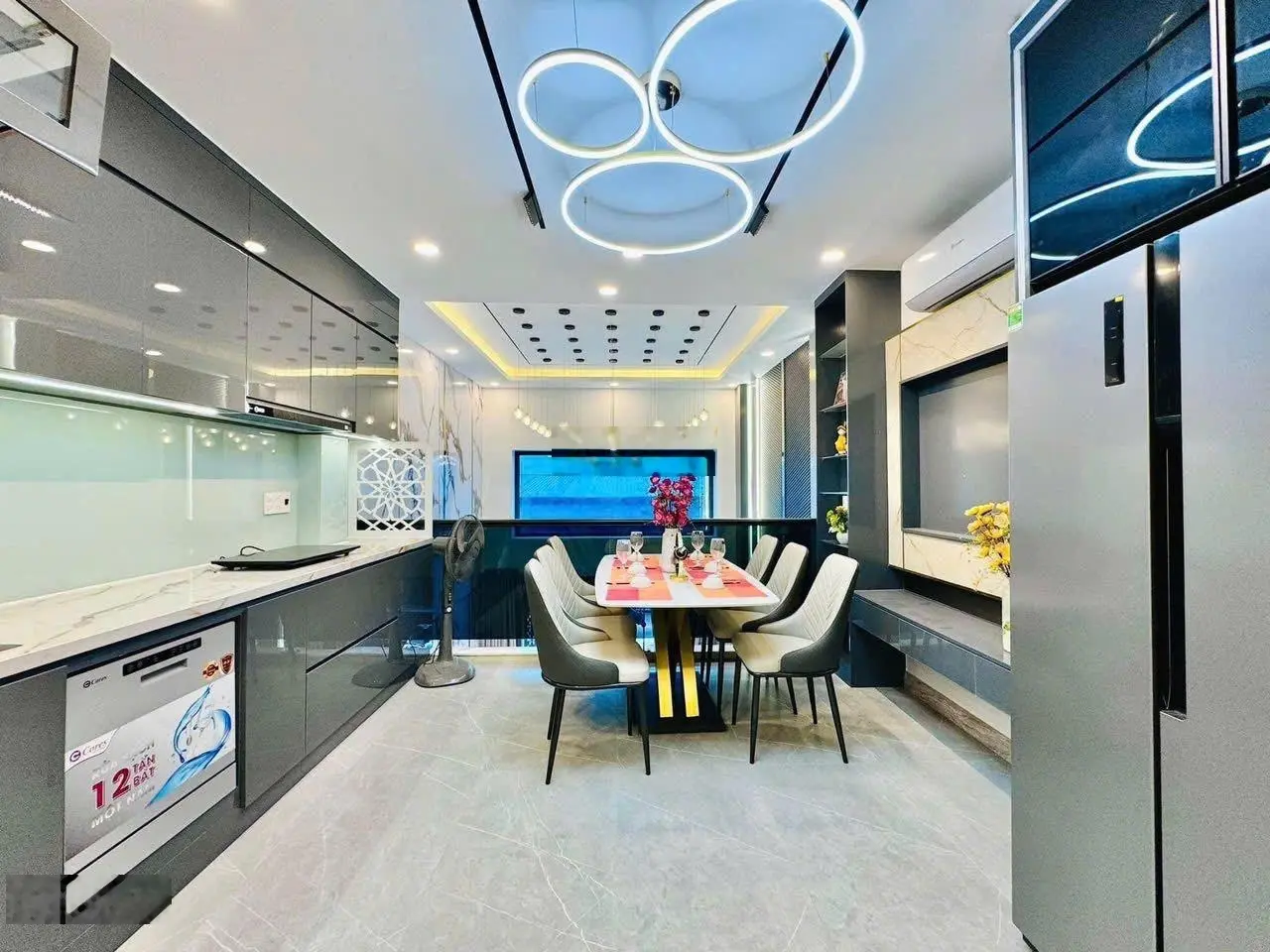 Bán căn nhà đẹp 54m đường Lê Thánh Tôn, P Bến Thành, Q1, TpHCM giá bán 3tỷ900. Gần chợ, hẻm 6m