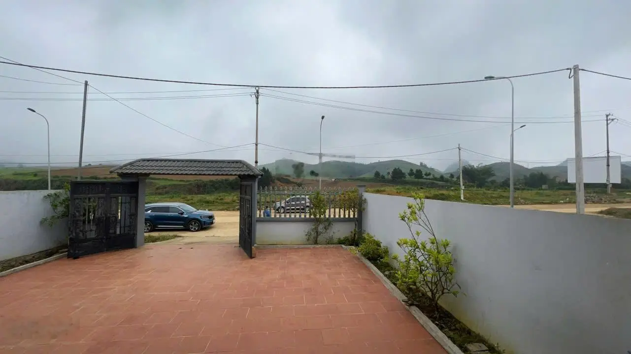 Bán biệt thự trung tâm hành chính huyện Vân Hồ DT 245m2, đường 23,5m, đầy đủ tiện nghi, giá 3,2 tỷ