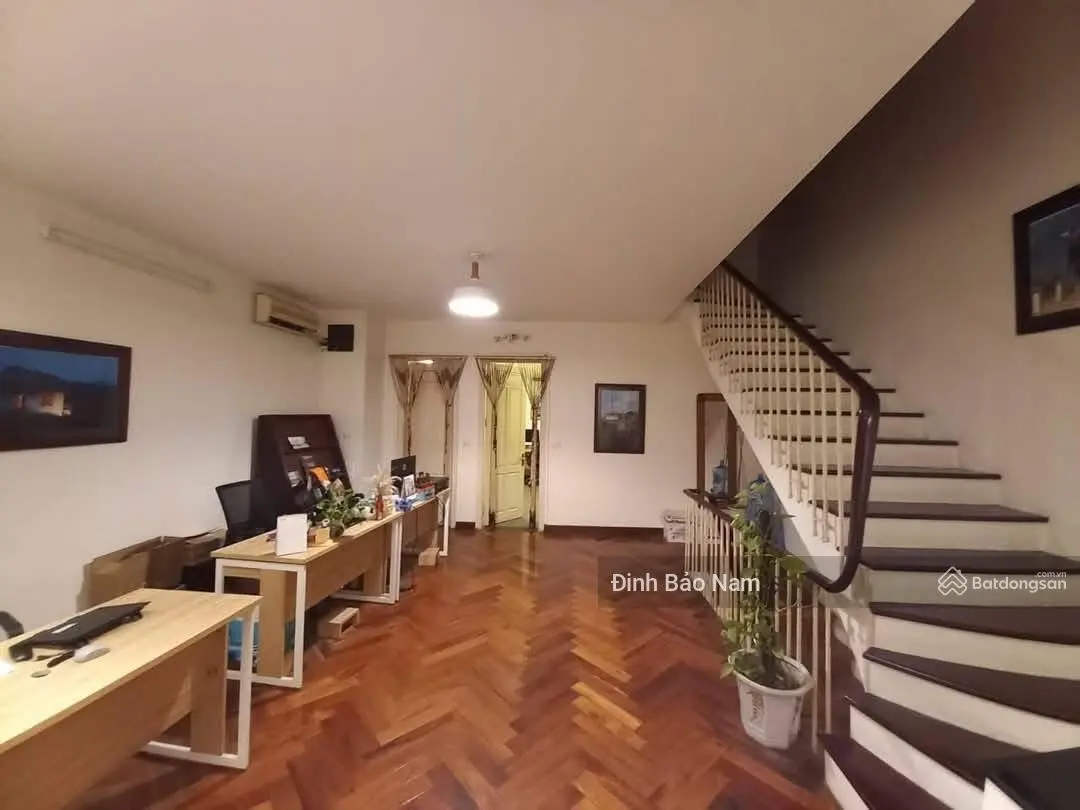 Đặng Thai Mai biệt thự sân vườn 146m2 4 tầng mặt tiền 5.6m ô tô vào ngõ thông thẳng ra Hồ Tây sổ đỏ