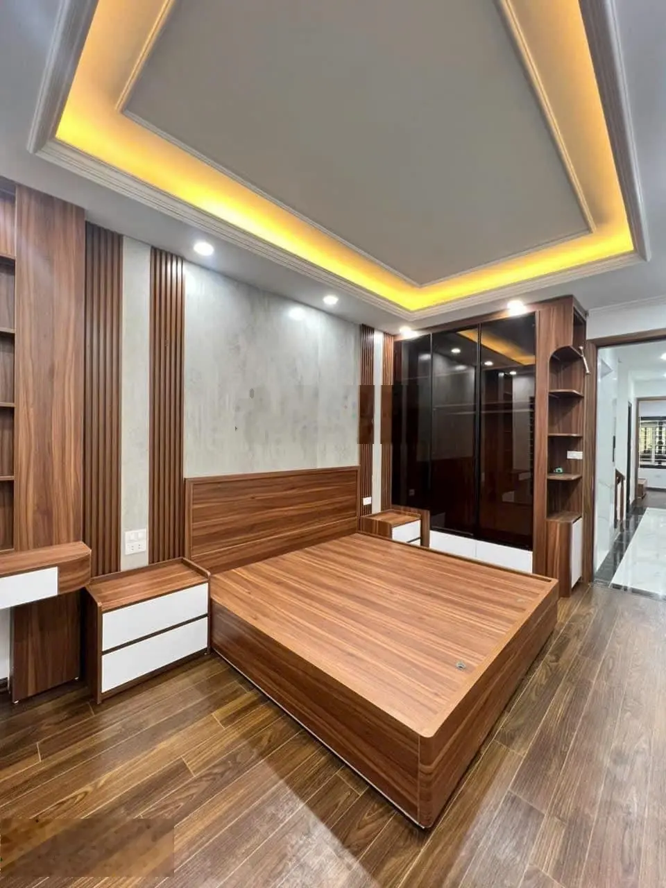 Đống đa 6 tầng thang máy phố Nguyên Hồng 70m ra phố - DT 48m - 6 tầng - MT 3.3 - giá: 9.9 tỷ