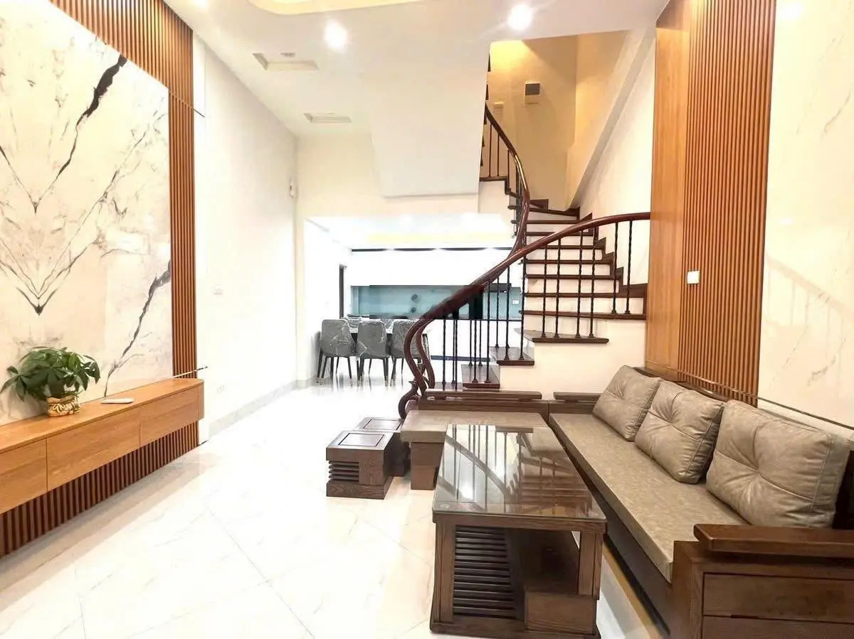 Bán nhà 5 tầng phố thanh am,diện tích 33m2 ,ô tô đỗ cổng- cách 10m nhà ra trục chính ô tô quay đầu