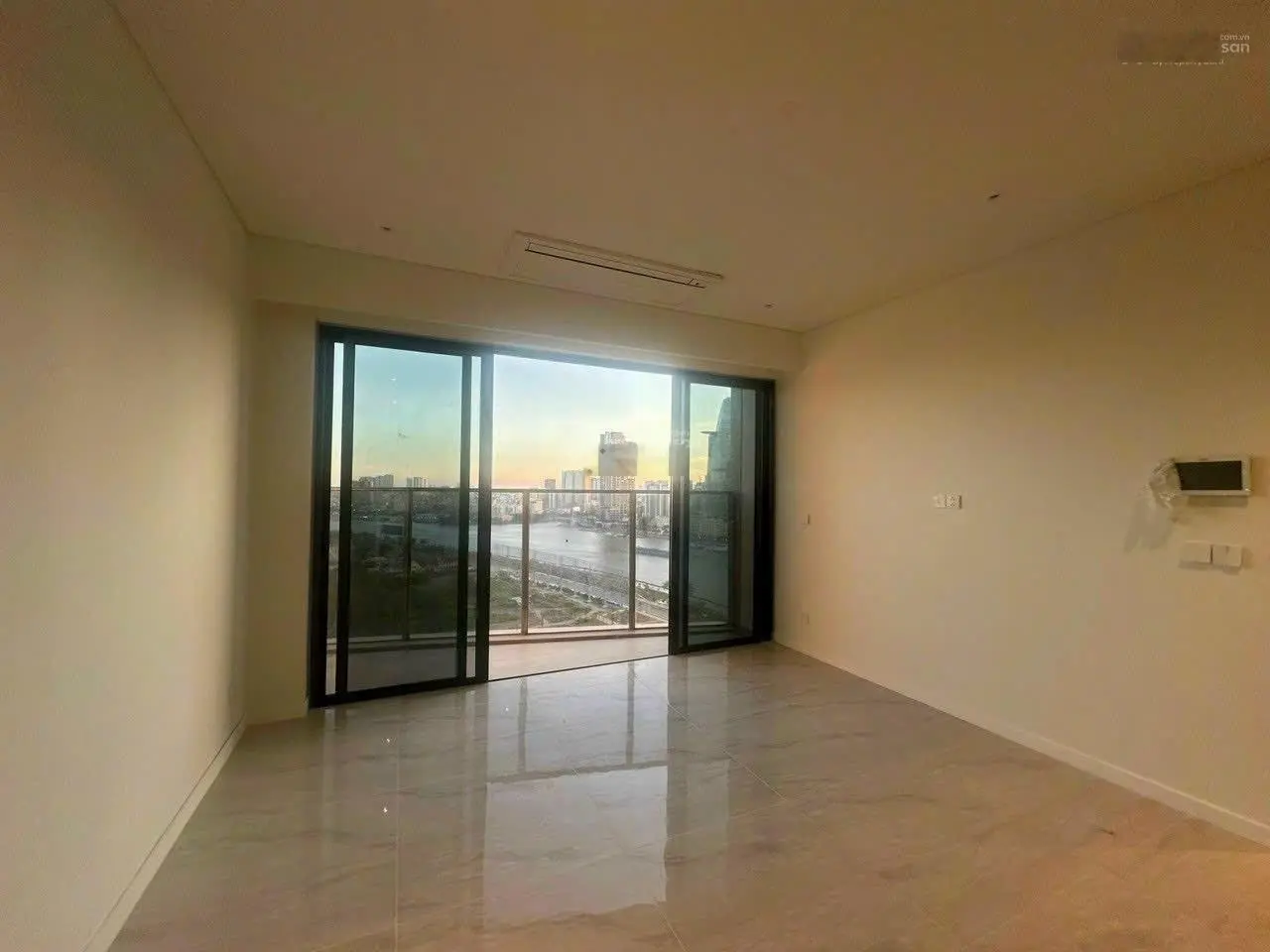 Chính chủ bán căn 2 phòng ngủ tầng cao trục A09 view sông, quận 1 vĩnh viễn không bị che chắn