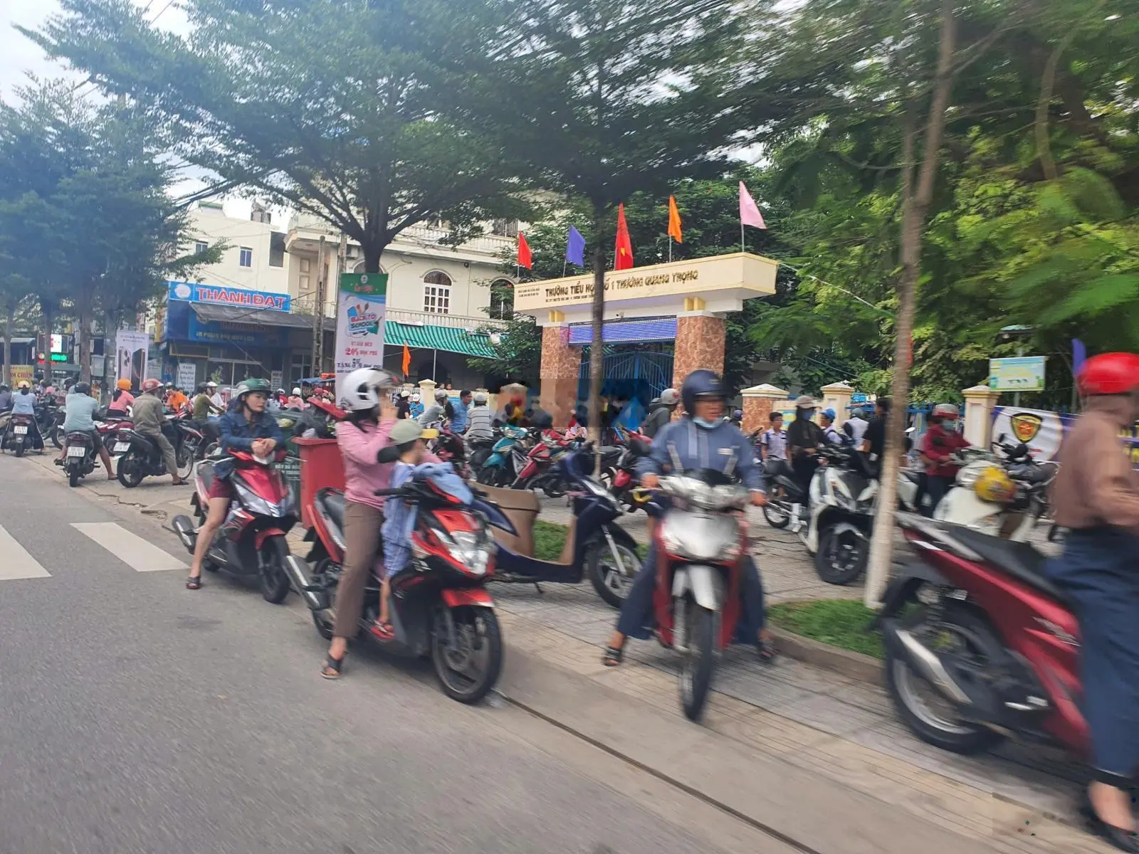 Nhà mặt tiền Nguyễn Văn Linh vị trí siêu đẹp, 2 tầng, 62m2, 5,x tỷ, kinh doanh sầm uất