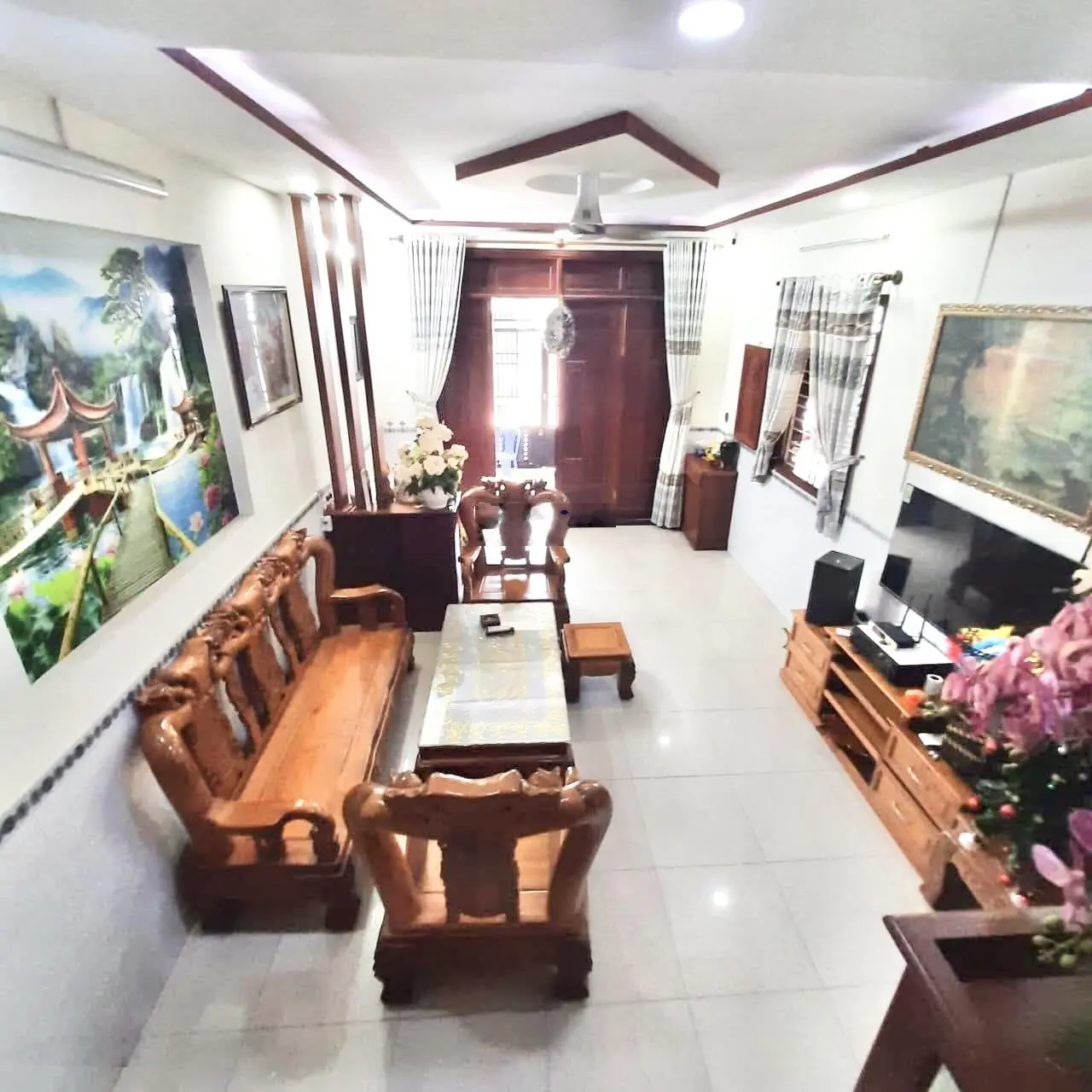 Cần bán nhà lầu trệt ngang 8,8m có thể ngăn làm 2 căn lầu trệt sát bên chợ xóm nghèo