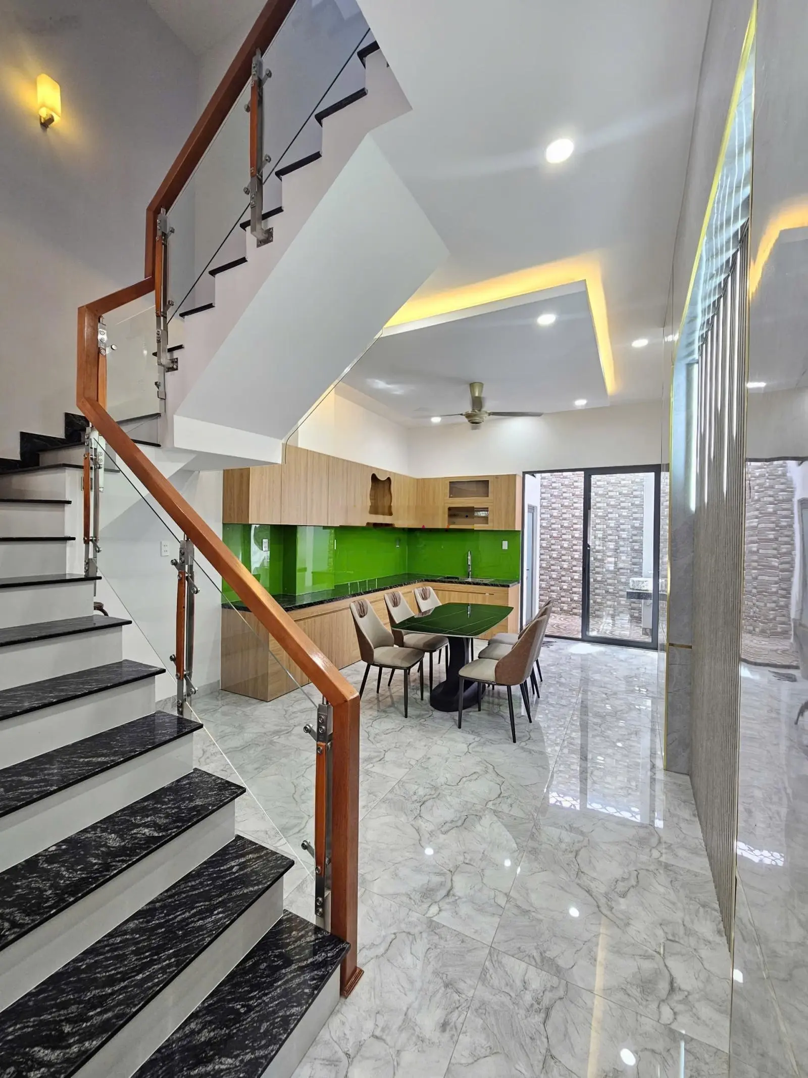 Nhà Phố Rẻ: 3Tỷ950_ Nhà 1 Trệt 2 Lầu Đầy Đủ Nội Thất KDC Gần Ngã Tư Miếu Ông Cù, TP.Thuận An