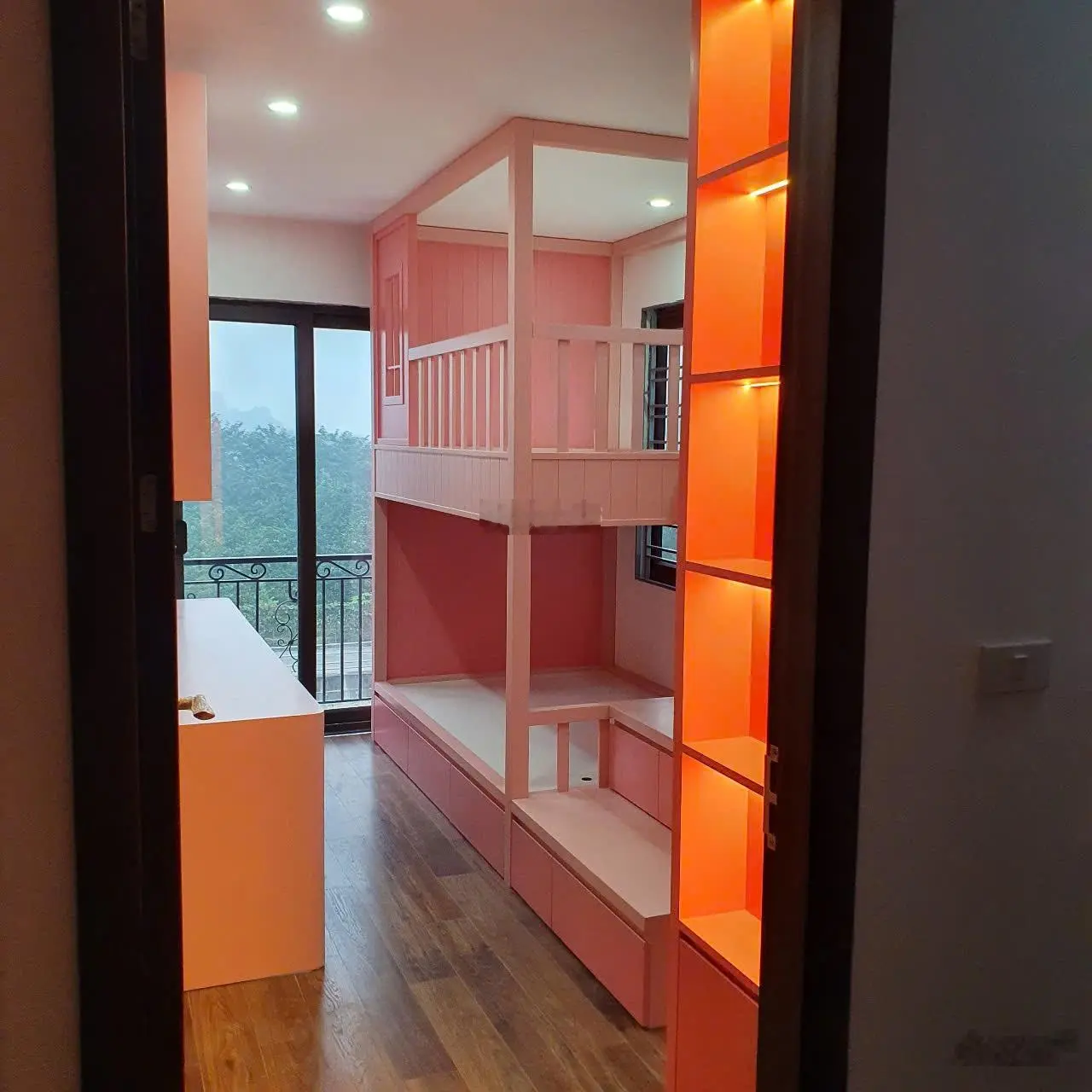 Bán nhà 4 tầng, 40m2, mặt tiền 6m, đường ô tô tải tránh nhau, giá 5,6 tỷ, ngay trạm bơm yên nghĩa