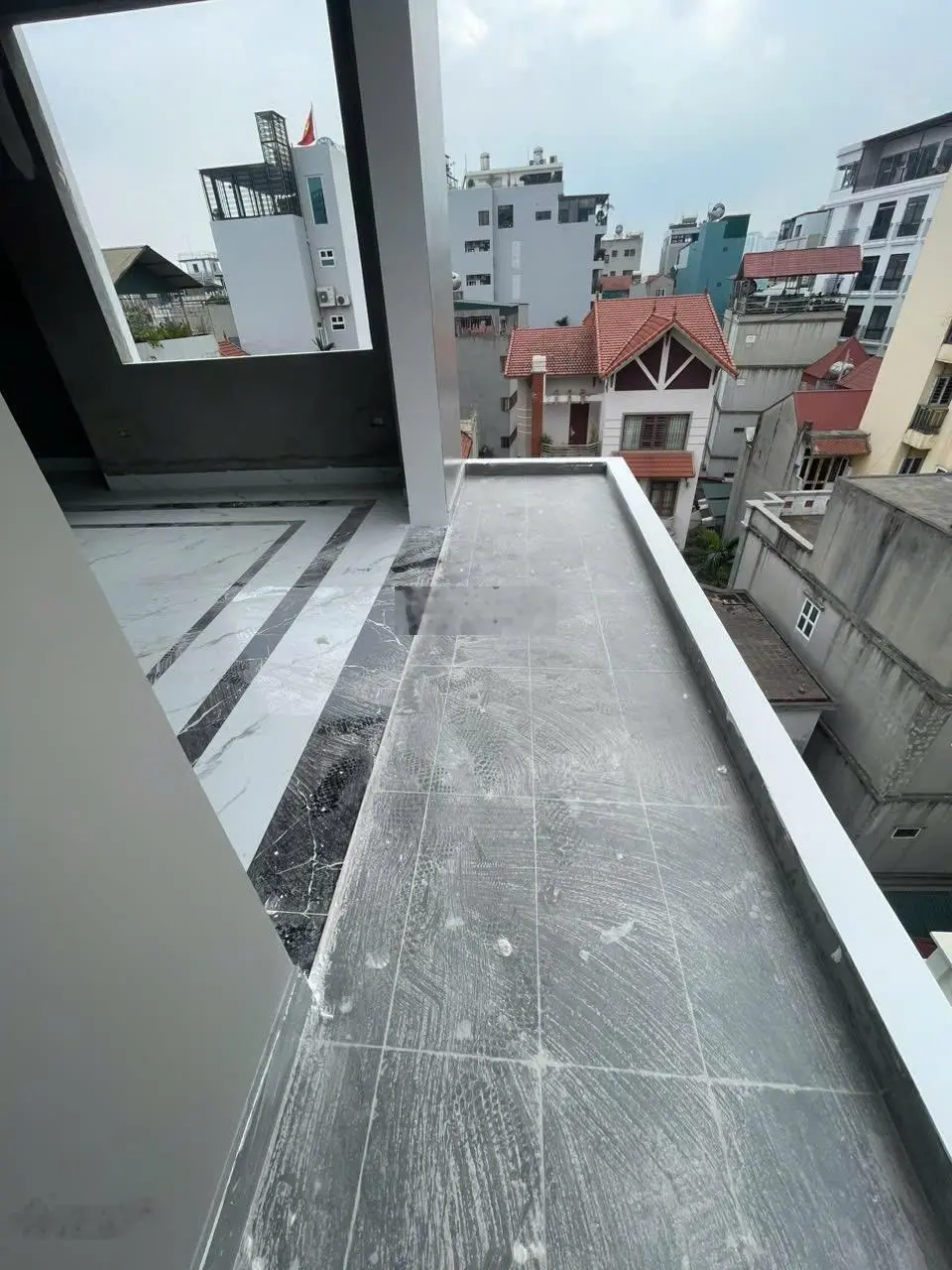 Lạc long quân 51m 7tầng thang máy mt 5.7m lô góc 2 mặt thoáng ô tô 7 chỗ vào thoải mái móng 10 tầng
