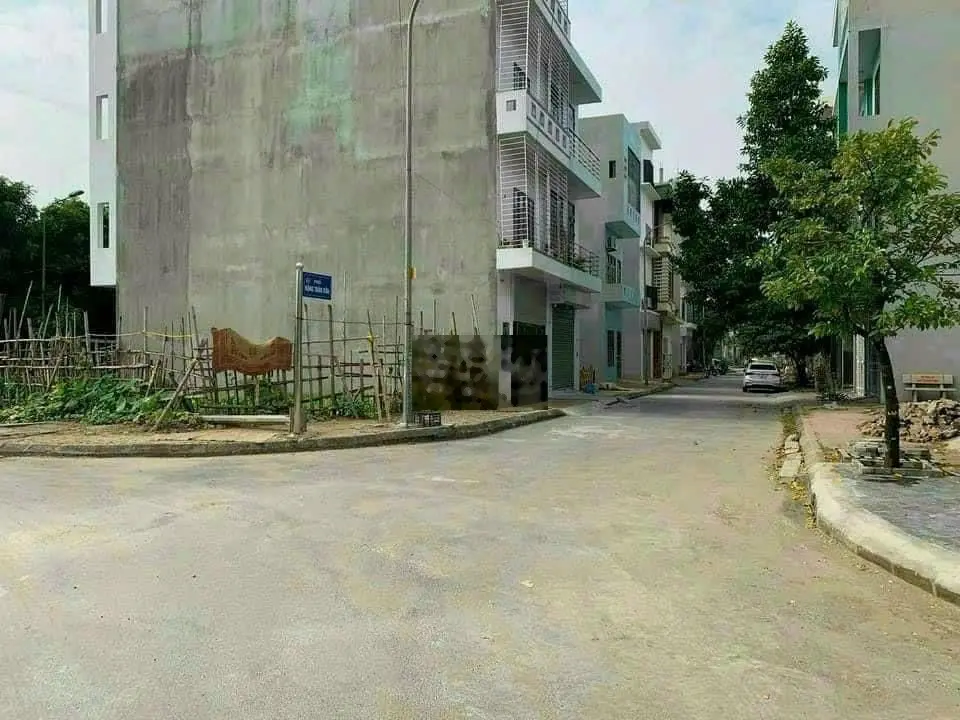 Bán đất 3 mặt tiền đường Đặng Trần Côn, Hải Dương. Diện tích 93,1m2