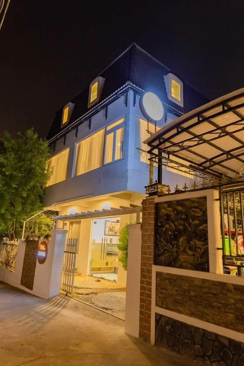 Villa 3 tầng sân vườn Mai Anh Đào, P8, hẻm ô tô, 12x17m, giá 12.5 tỷ TL