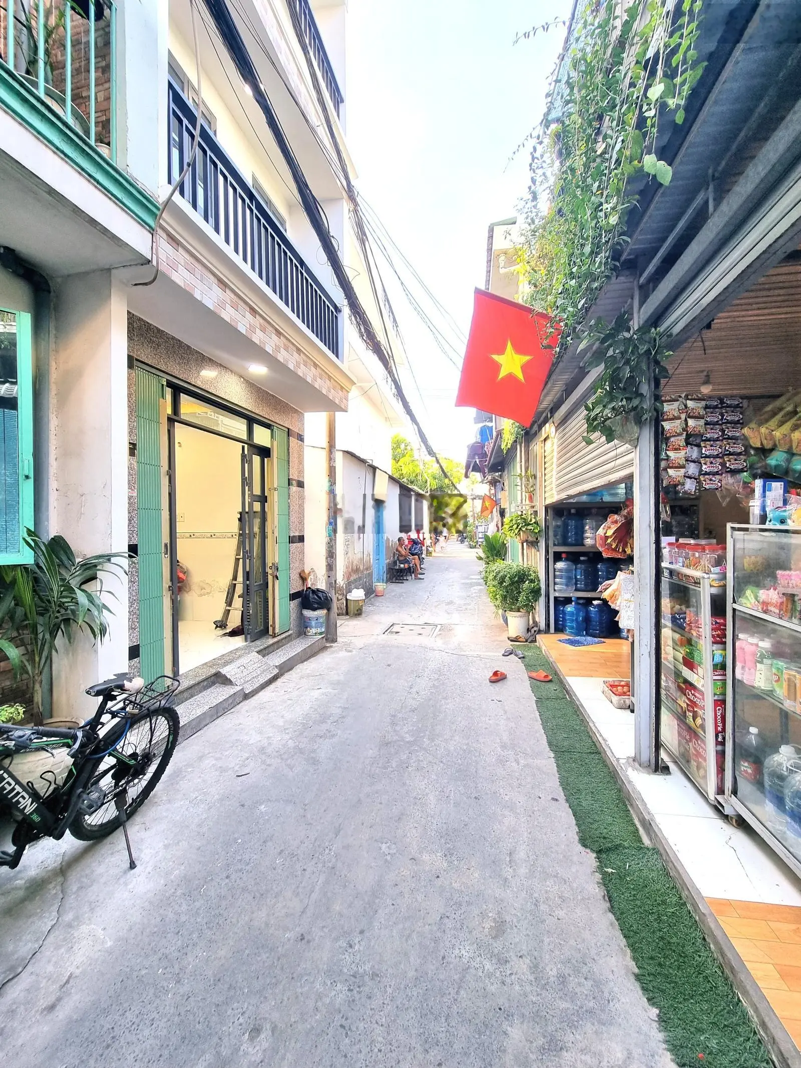Nhà 2 lầu, mặt tiền hẻm vị trí mua bán kinh doanh đều được. Hẻm trước nhà 4m