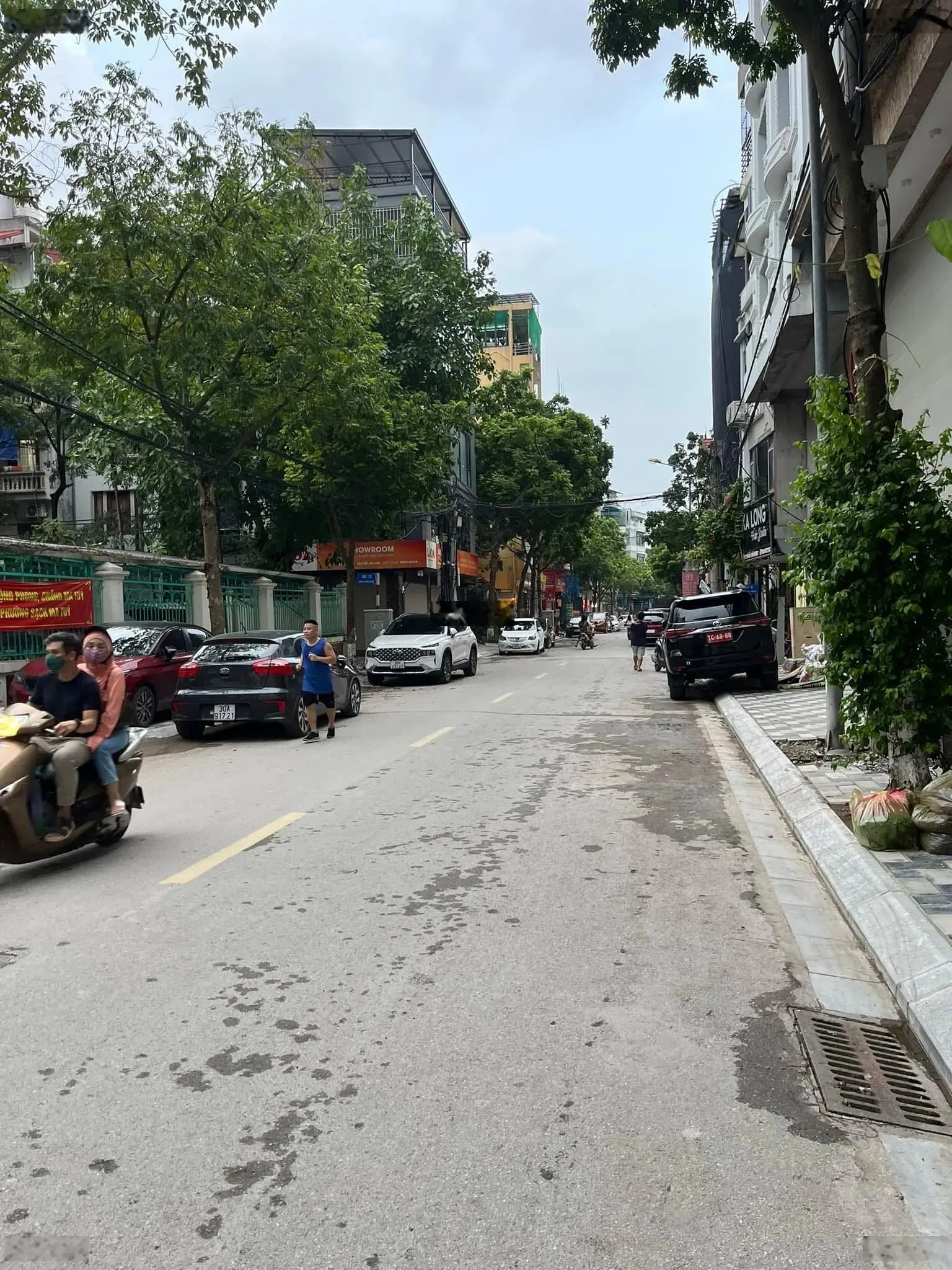 Bán nhà Phú Thượng, thông sang Phú Xá, diện tích 110m, mặt tiền 7,8m. Ngõ thông ô tô qua nhà