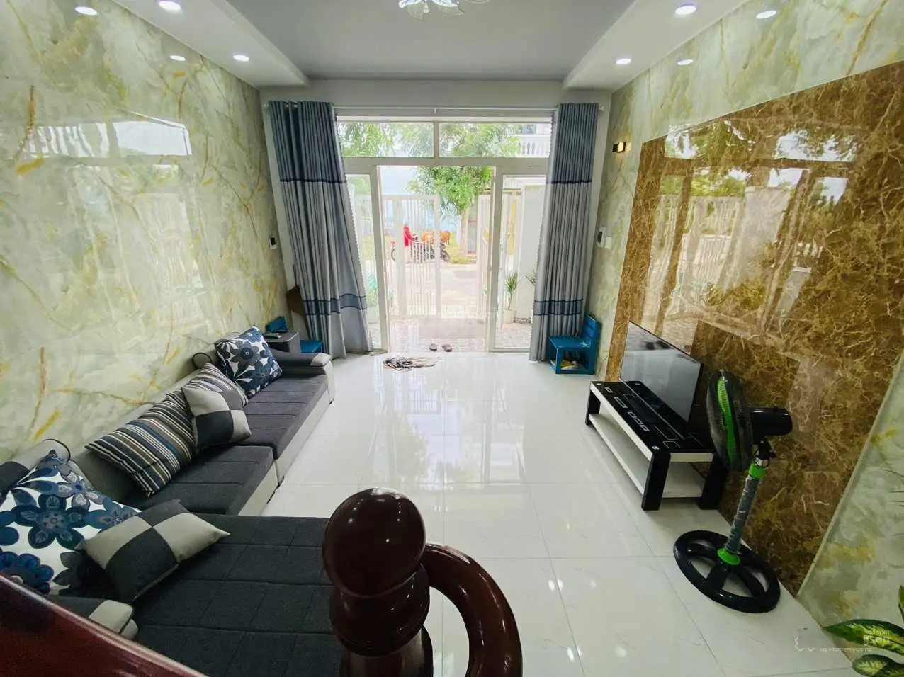 Bán nhà đẹp gía rẻ nhà 1 trệt 1 lầu sổ hồng riêng đúc thật 100% gía rẻ nhất khu tặng nội thất
