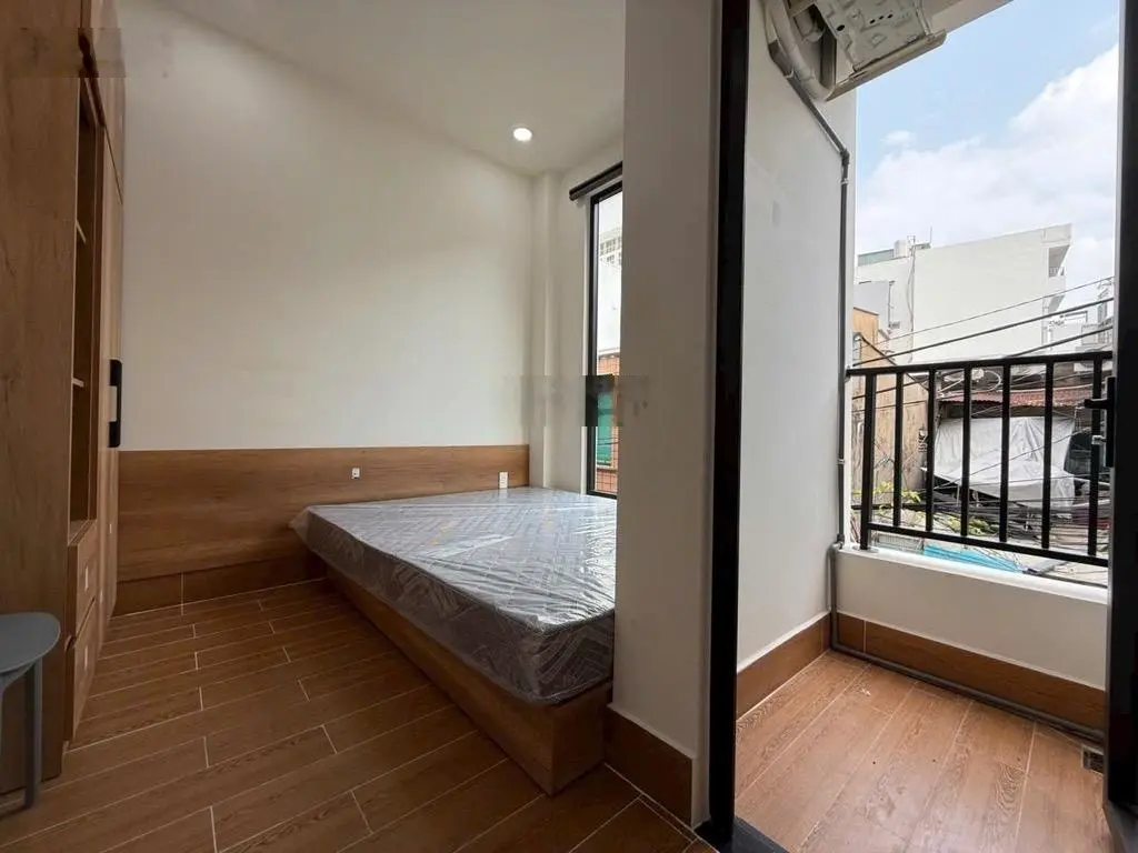 Bán nhà riêng view đẹp tại Hồ Bá Kiện, 15 tỷ, 70 m2, 4 tầng, 6PN, 7WC