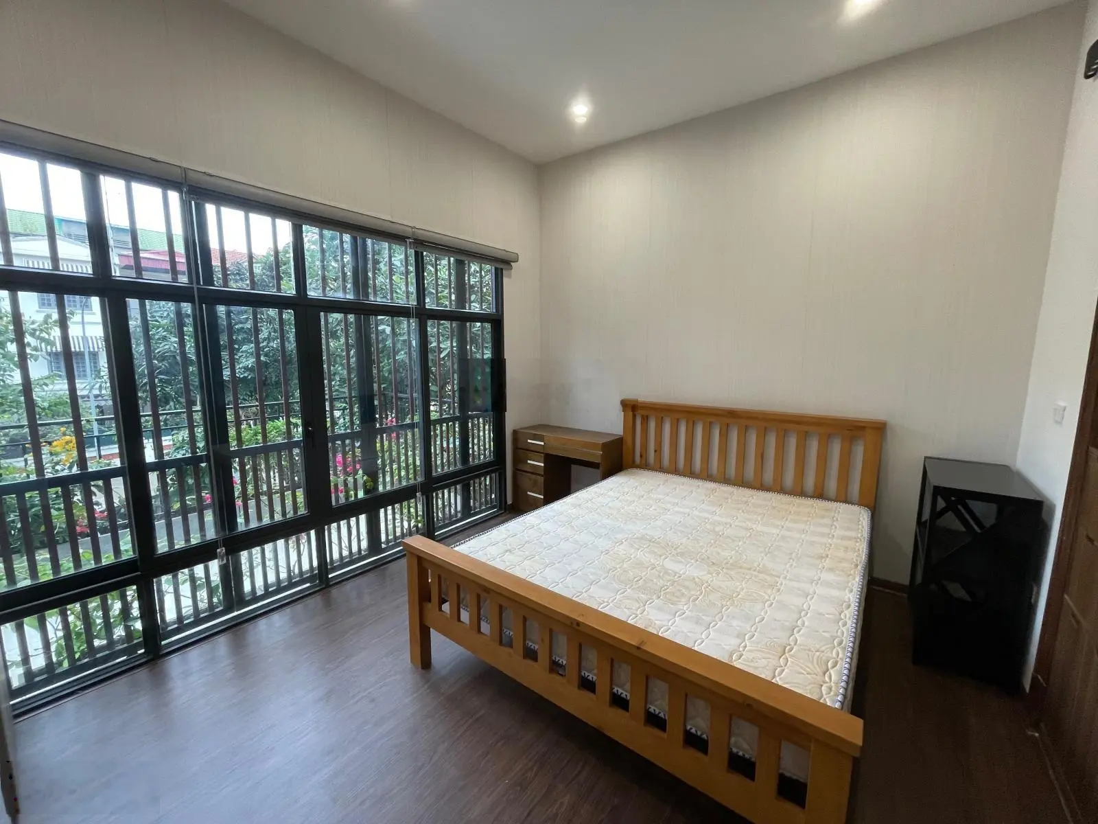 Bán căn nhà 2 tầng diện tích 104m2, sân vườn đẹp, nhìn ra công viên và hồ nhỏ, sát Hồ Tây