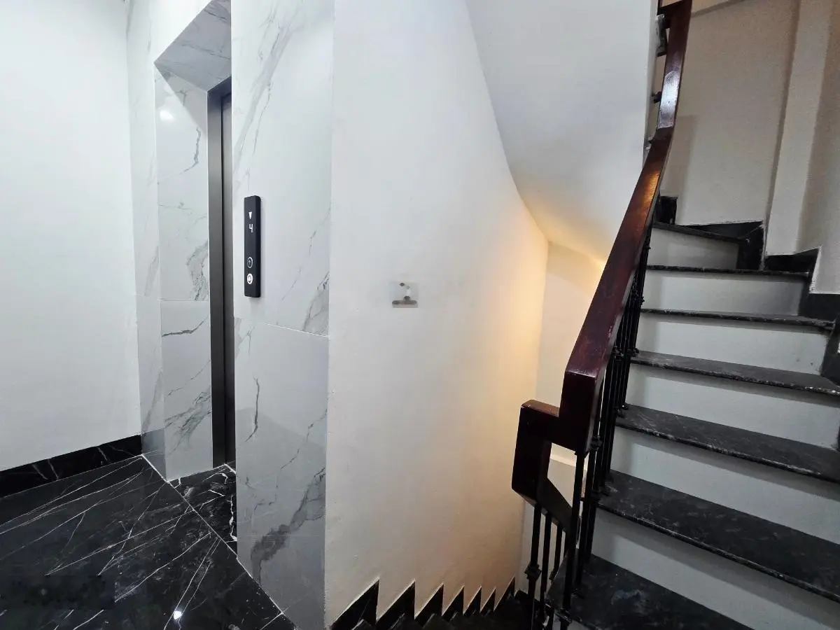 Bán nhà mới đẹp, Hoàng Hoa Thám, Ba Đình. 43m, 5 tầng thang máy xịn, mặt tiền siêu to 5m. Giá tốt !