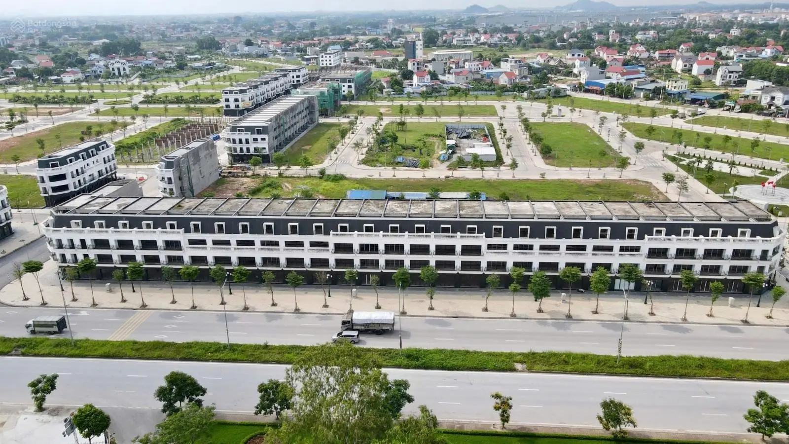 Em đang có lô hoa hậu tại dự án, mặt tiền 11m, đối diện bãi đỗ xe, giá chỉ nhỉnh 24tr/m2